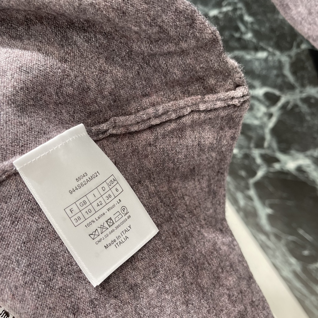 Ｄ家 25秋冬新款 款渐变针织毛衣 经典刺绣品牌理工彰显品牌格调 灰色到紫色的不规则渐变设计对称斜肩款式