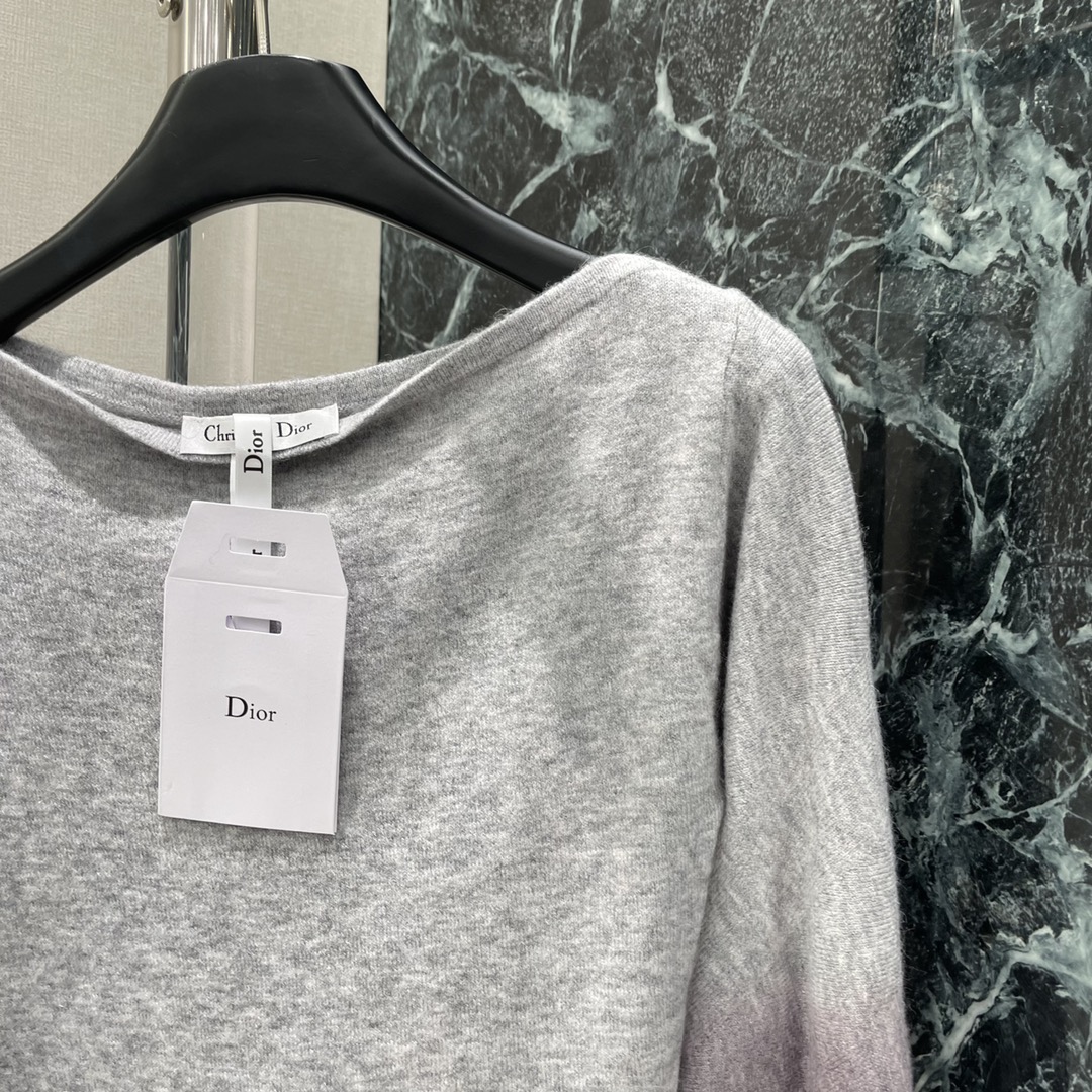 Ｄ家 25秋冬新款 款渐变针织毛衣 经典刺绣品牌理工彰显品牌格调 灰色到紫色的不规则渐变设计对称斜肩款式