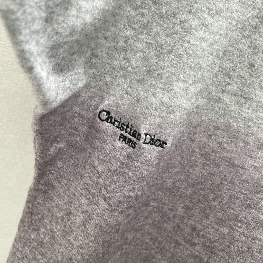 Ｄ家 25秋冬新款 款渐变针织毛衣 经典刺绣品牌理工彰显品牌格调 灰色到紫色的不规则渐变设计对称斜肩款式