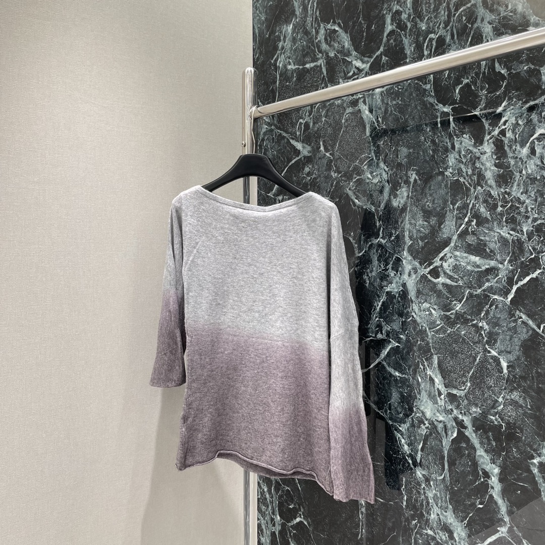 Ｄ家 25秋冬新款 款渐变针织毛衣 经典刺绣品牌理工彰显品牌格调 灰色到紫色的不规则渐变设计对称斜肩款式