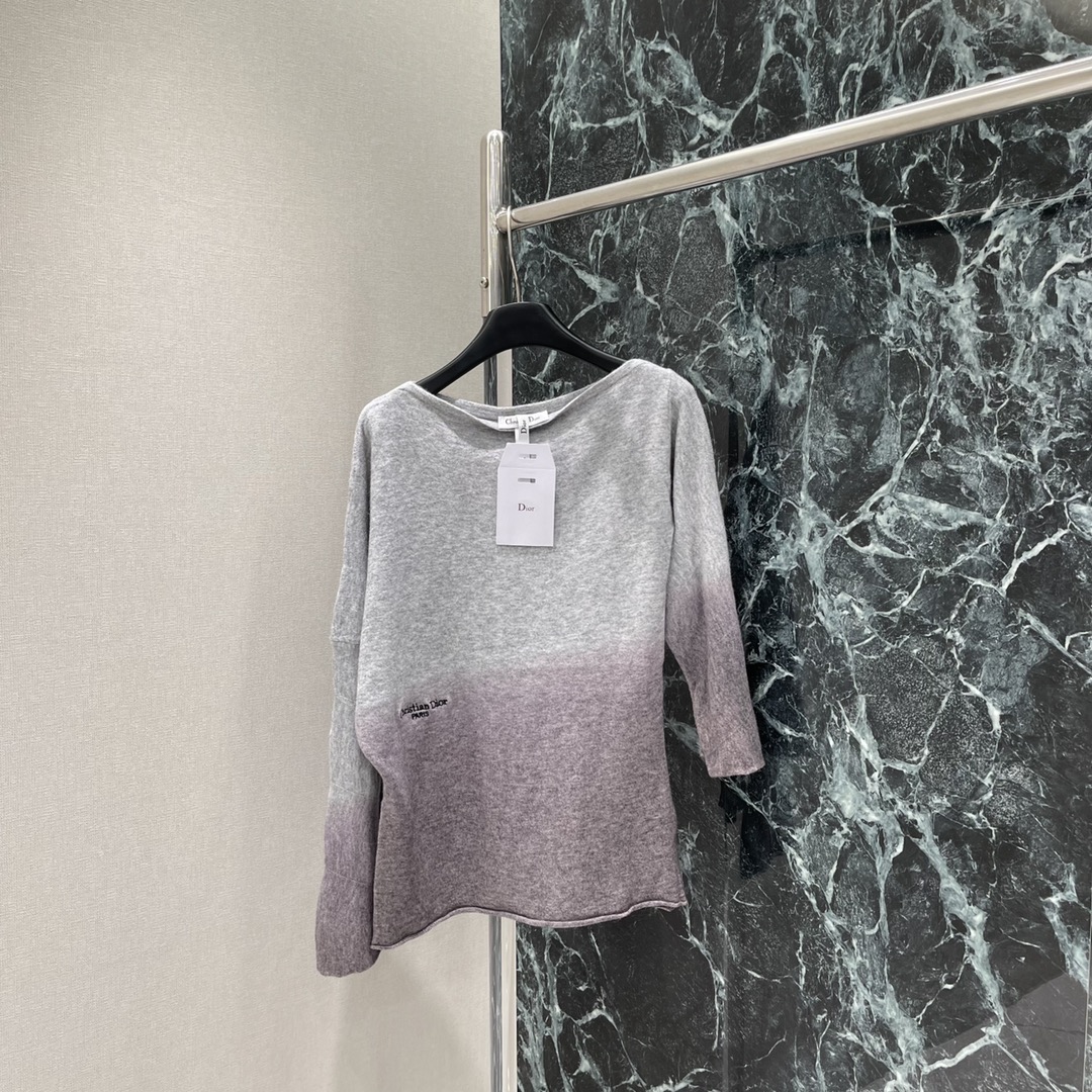 Ｄ家 25秋冬新款 款渐变针织毛衣 经典刺绣品牌理工彰显品牌格调 灰色到紫色的不规则渐变设计对称斜肩款式