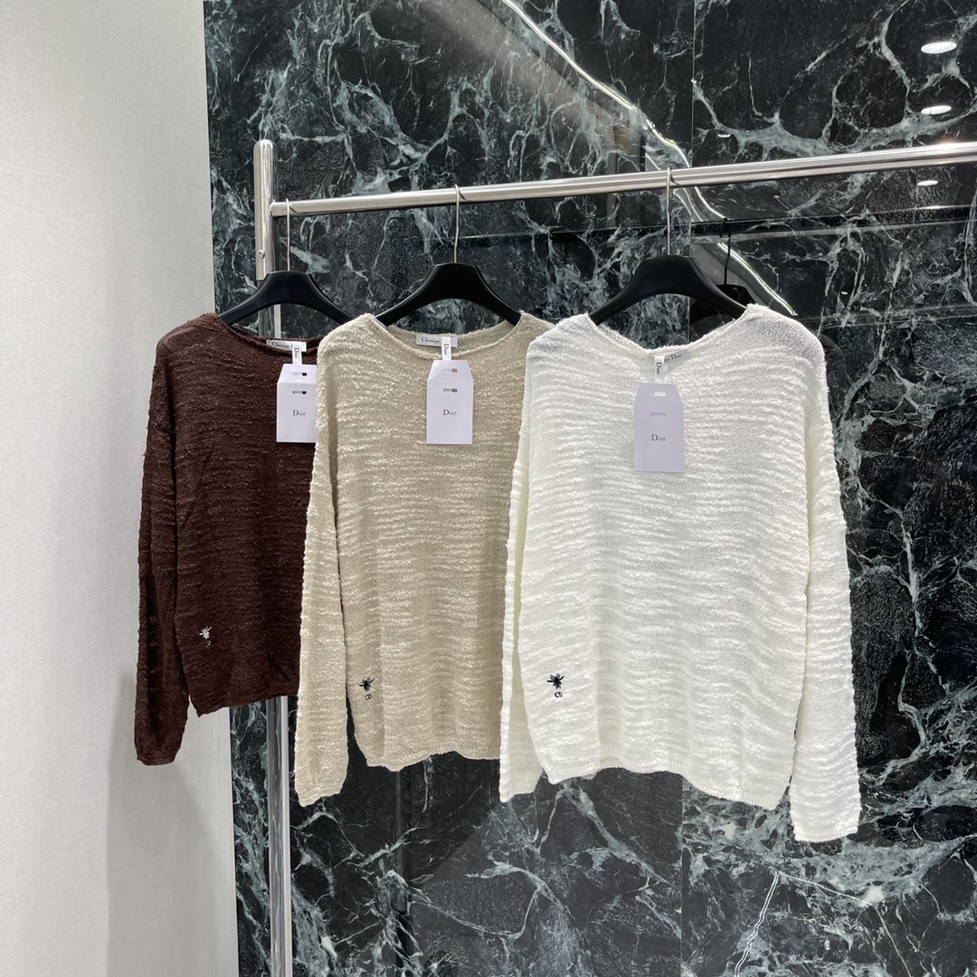 Ｄ家 25新款秋冬新款 针织镂空圆领长袖 通体肌理感满满 配合刺绣蜜蜂点缀于腰侧 亮眼突出品牌格调瞬间提