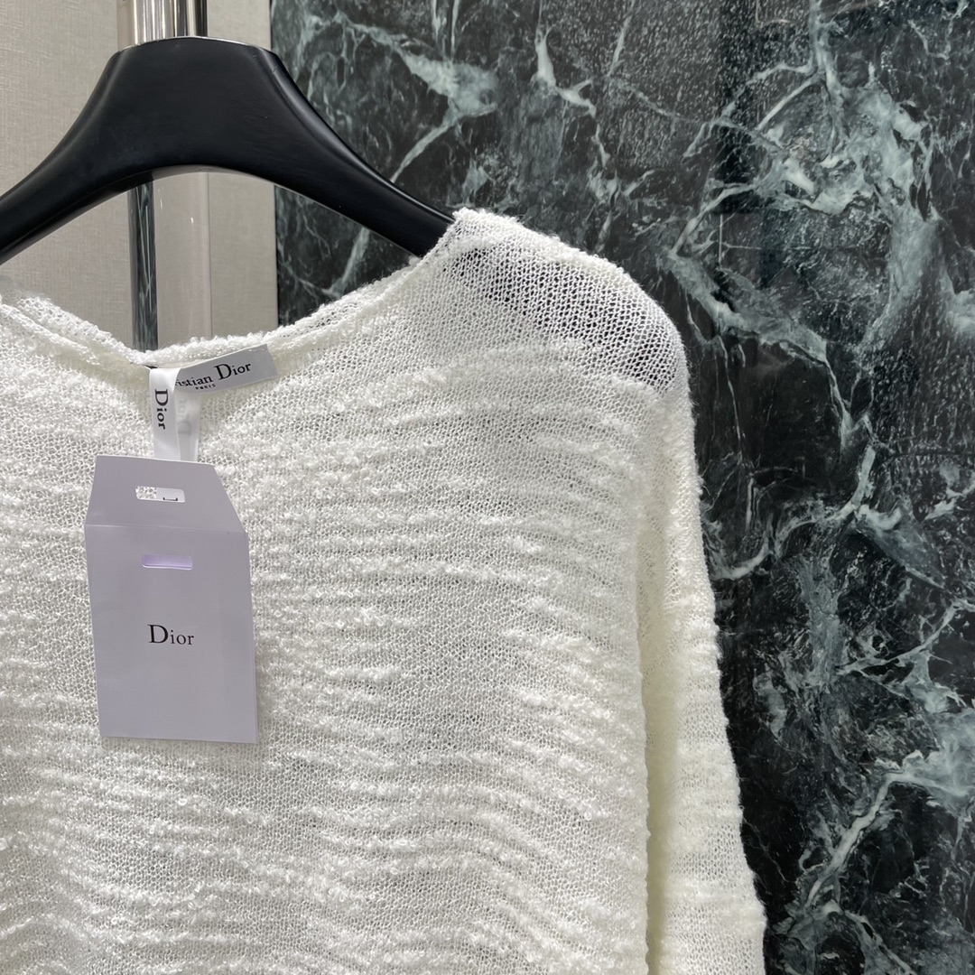 Ｄ家 25新款秋冬新款 针织镂空圆领长袖 通体肌理感满满 配合刺绣蜜蜂点缀于腰侧 亮眼突出品牌格调瞬间提