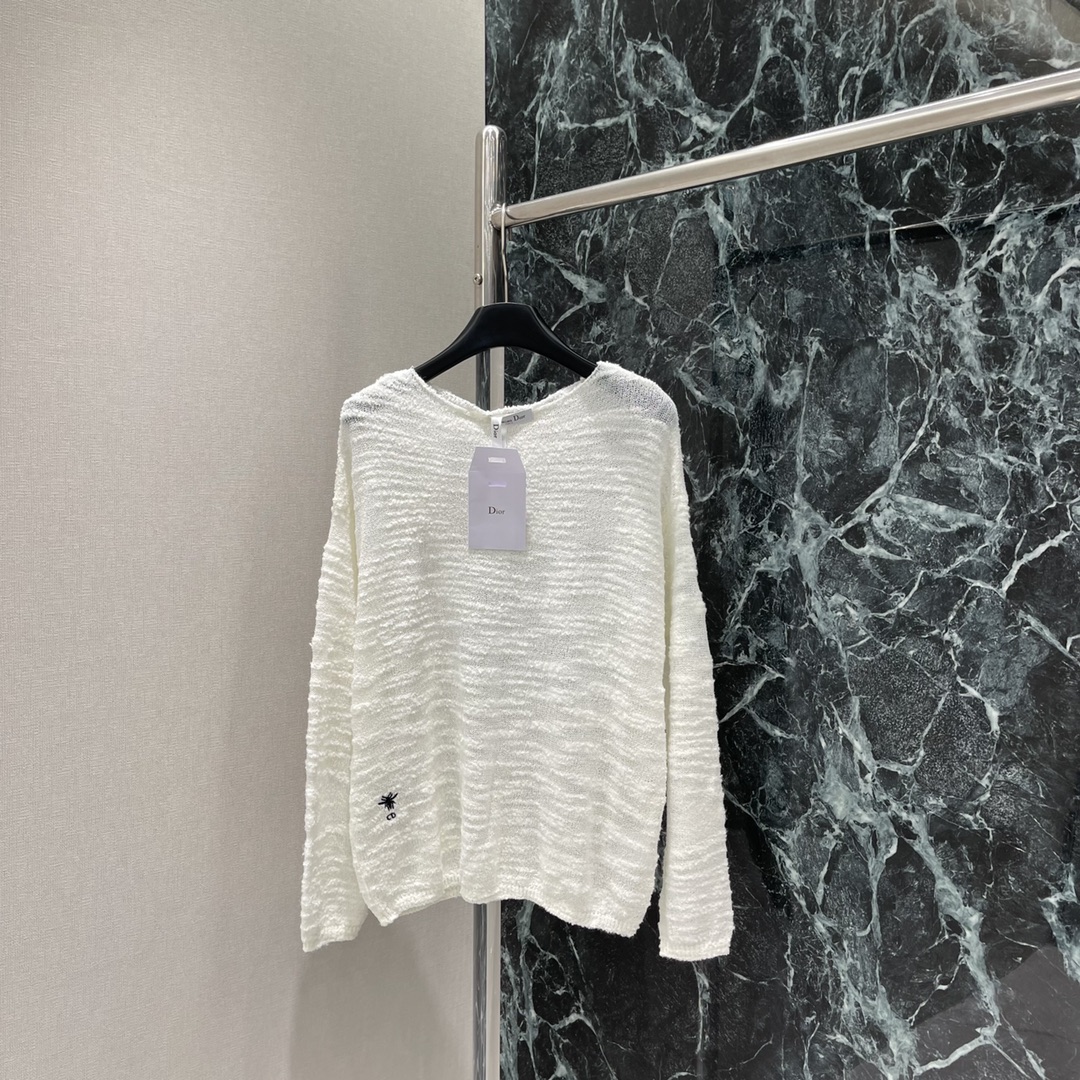 Ｄ家 25新款秋冬新款 针织镂空圆领长袖 通体肌理感满满 配合刺绣蜜蜂点缀于腰侧 亮眼突出品牌格调瞬间提