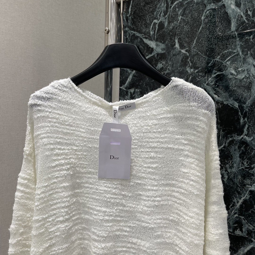 Ｄ家 25新款秋冬新款 针织镂空圆领长袖 通体肌理感满满 配合刺绣蜜蜂点缀于腰侧 亮眼突出品牌格调瞬间提