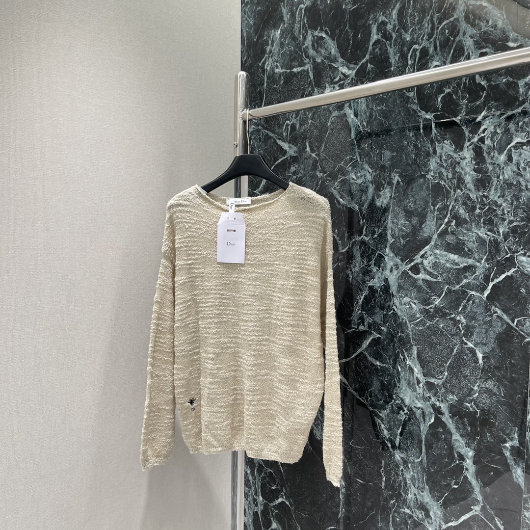 Ｄ家 25新款秋冬新款 针织镂空圆领长袖 通体肌理感满满 配合刺绣蜜蜂点缀于腰侧 亮眼突出品牌格调瞬间提