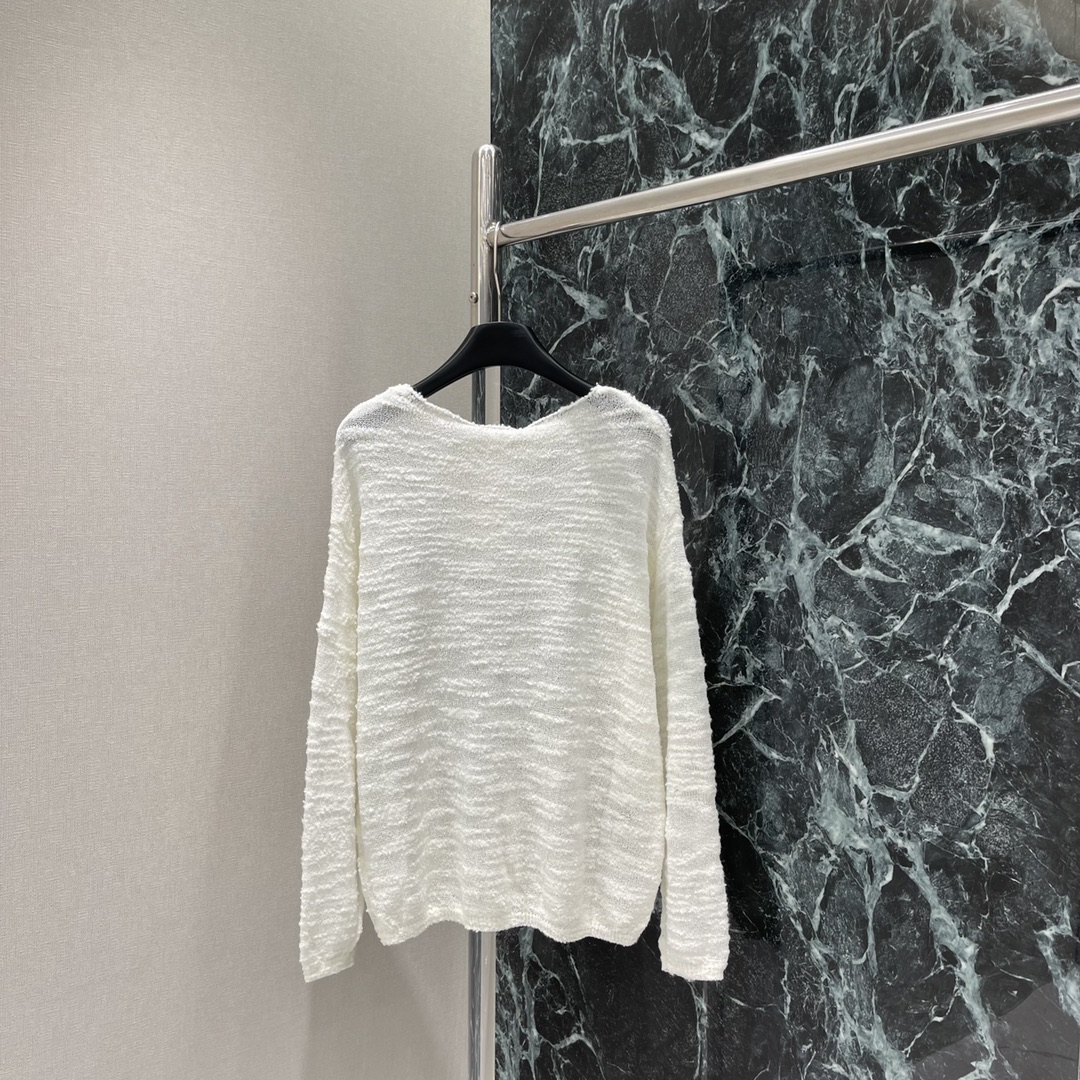 Ｄ家 25新款秋冬新款 针织镂空圆领长袖 通体肌理感满满 配合刺绣蜜蜂点缀于腰侧 亮眼突出品牌格调瞬间提