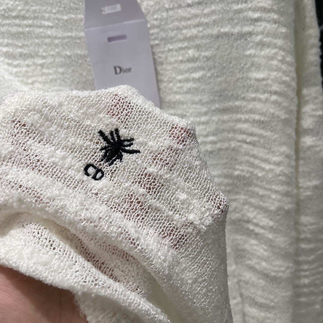 Ｄ家 25新款秋冬新款 针织镂空圆领长袖 通体肌理感满满 配合刺绣蜜蜂点缀于腰侧 亮眼突出品牌格调瞬间提