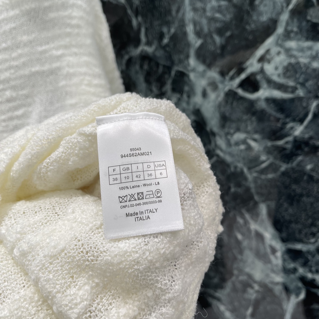 Ｄ家 25新款秋冬新款 针织镂空圆领长袖 通体肌理感满满 配合刺绣蜜蜂点缀于腰侧 亮眼突出品牌格调瞬间提