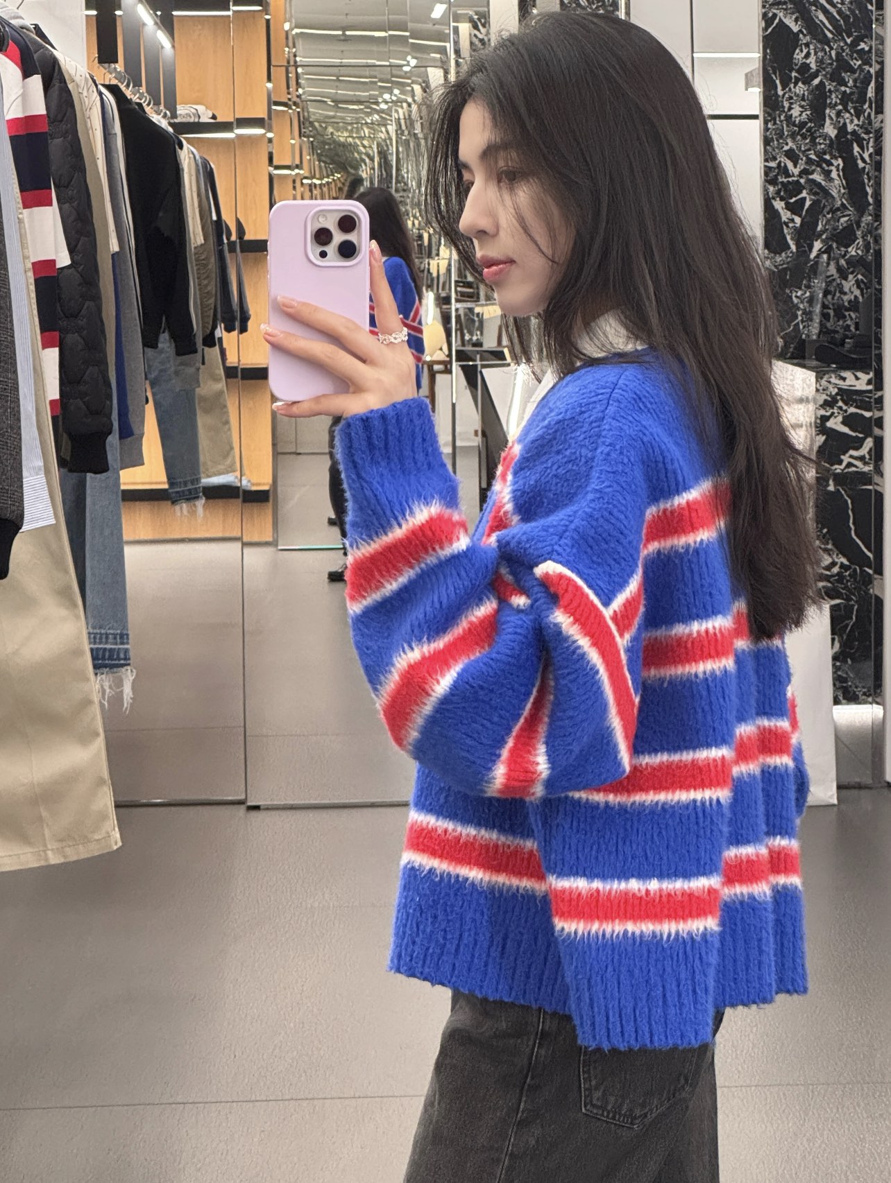 CE 25秋冬新款 凯旋门撞色条纹针织毛衣 领口小设计很有巧思，软软糯糯面料撞色假两件套 颜色超级显白➕