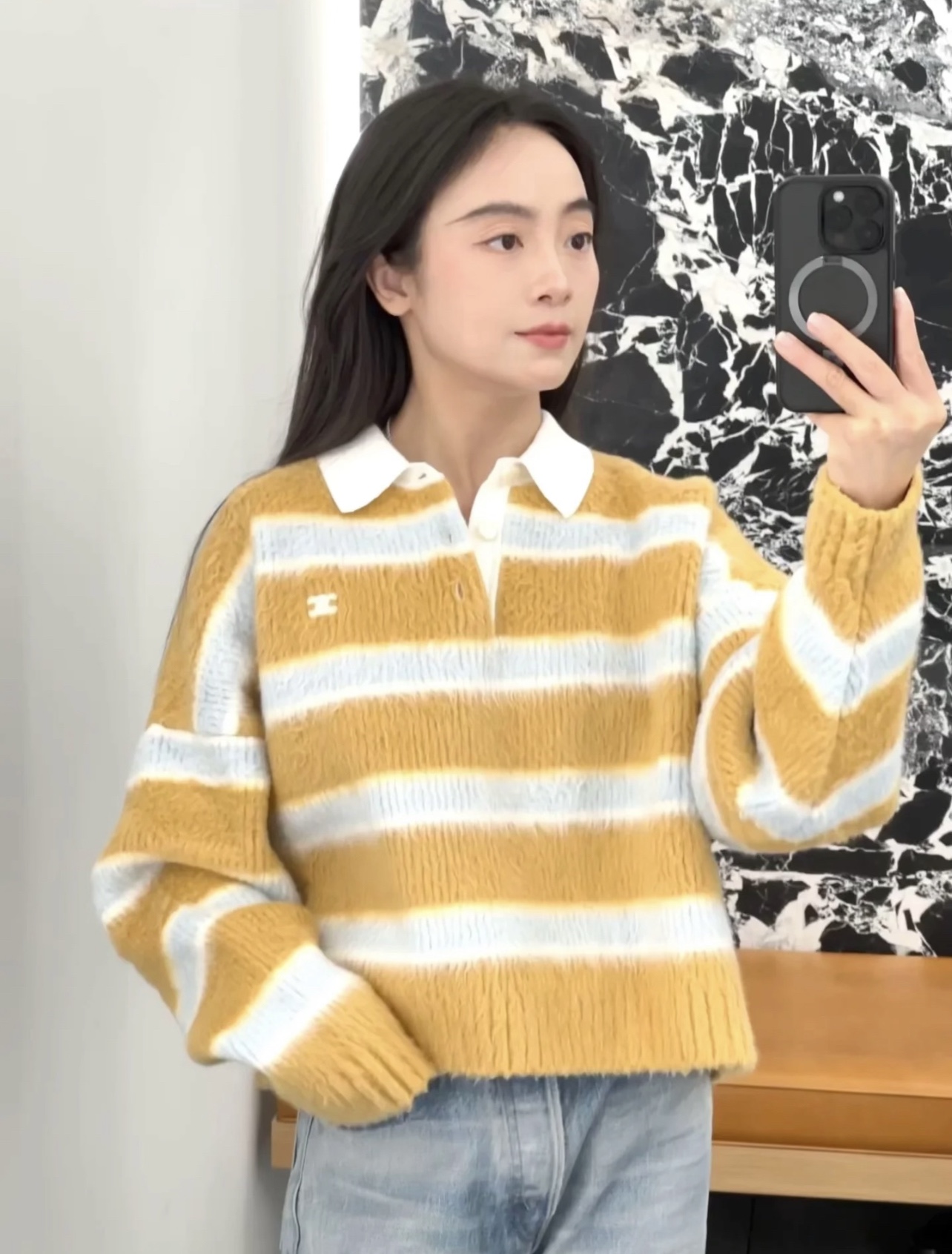 CE 25秋冬新款 凯旋门撞色条纹针织毛衣 领口小设计很有巧思，软软糯糯面料撞色假两件套 颜色超级显白➕