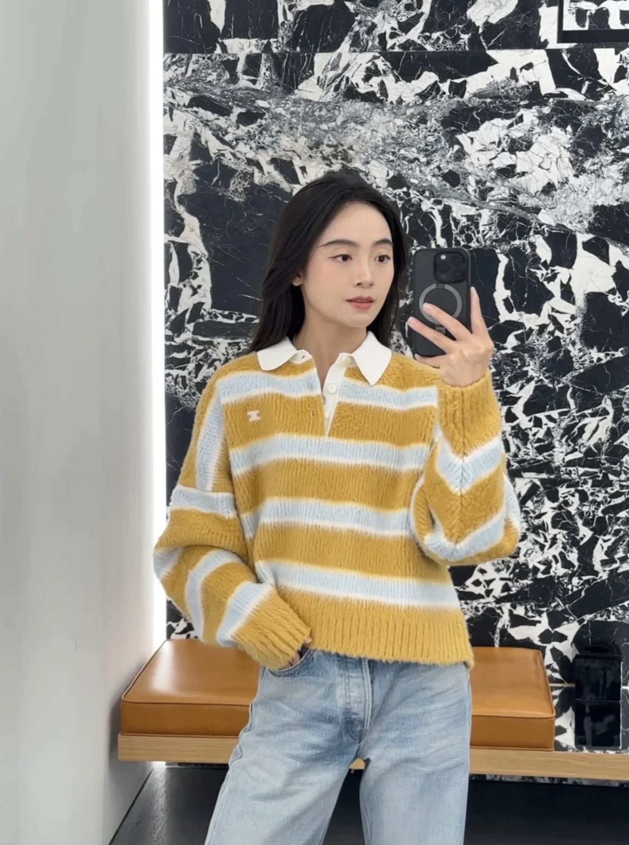 CE 25秋冬新款 凯旋门撞色条纹针织毛衣 领口小设计很有巧思，软软糯糯面料撞色假两件套 颜色超级显白➕