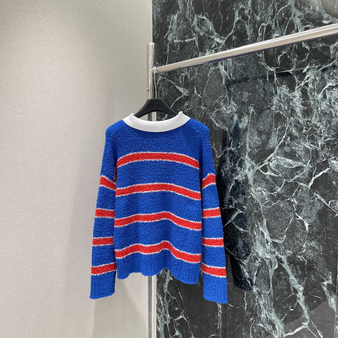 CE 25秋冬新款 凯旋门撞色条纹针织毛衣 领口小设计很有巧思，软软糯糯面料撞色假两件套 颜色超级显白➕