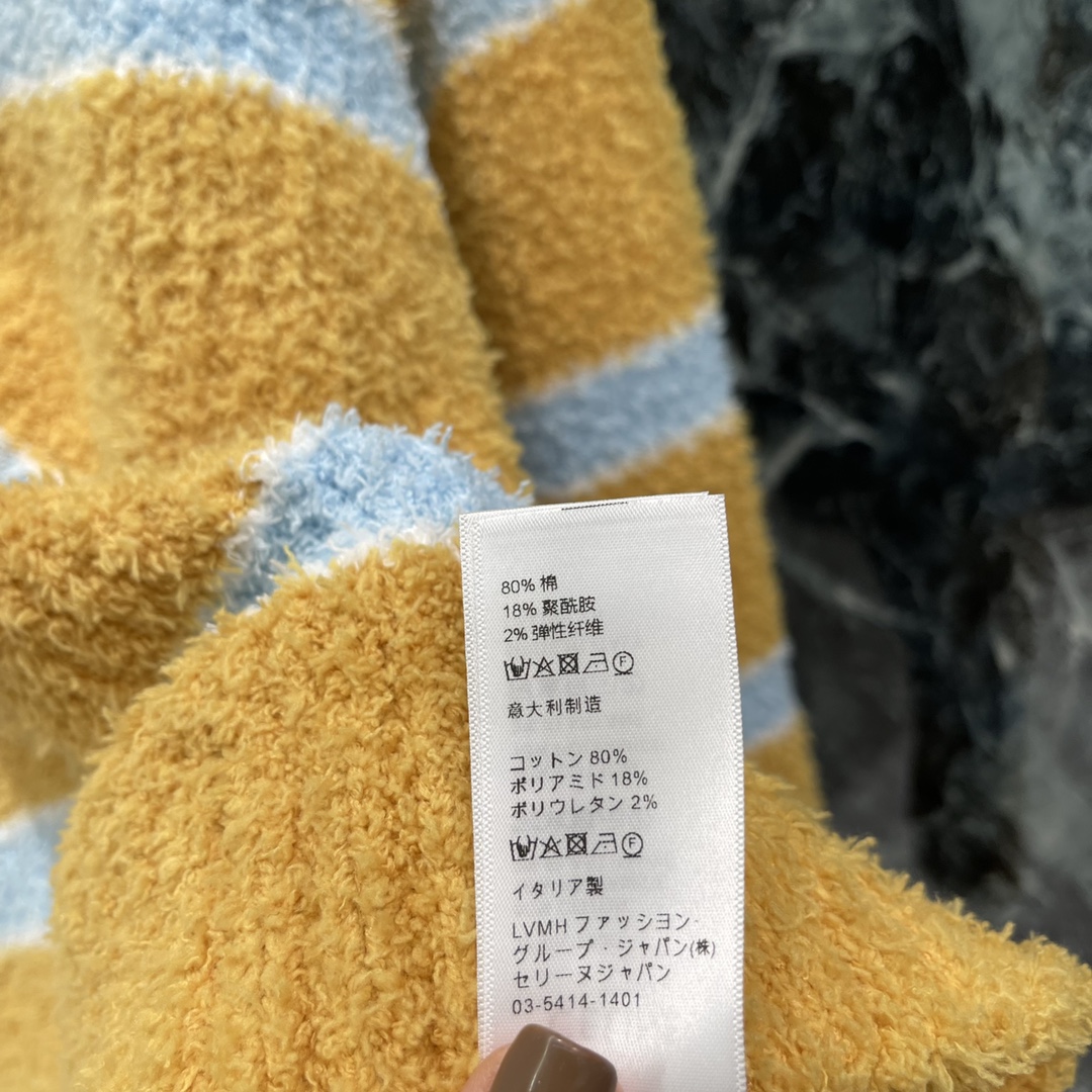 CE 25秋冬新款 凯旋门撞色条纹针织毛衣 领口小设计很有巧思，软软糯糯面料撞色假两件套 颜色超级显白➕