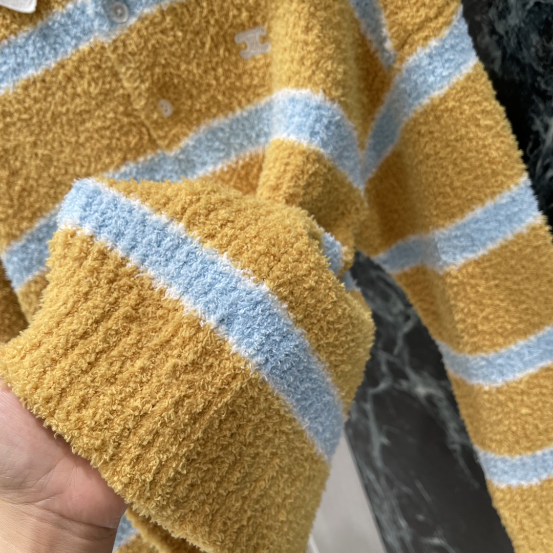 CE 25秋冬新款 凯旋门撞色条纹针织毛衣 领口小设计很有巧思，软软糯糯面料撞色假两件套 颜色超级显白➕