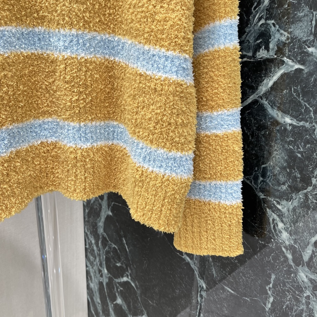 CE 25秋冬新款 凯旋门撞色条纹针织毛衣 领口小设计很有巧思，软软糯糯面料撞色假两件套 颜色超级显白➕