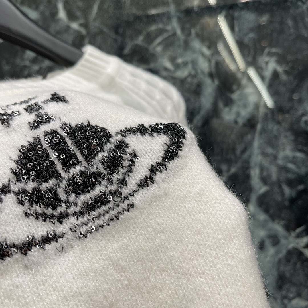 土星 25秋冬新款 圆领套头针织毛衣 胸前经典土星刺绣标识尽显品牌高级格调 丰富设计层次 穿搭日常出行还