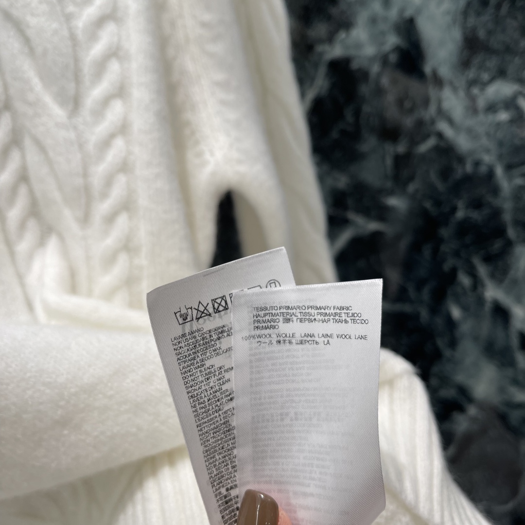 土星 25秋冬新款 圆领套头针织毛衣 胸前经典土星刺绣标识尽显品牌高级格调 丰富设计层次 穿搭日常出行还