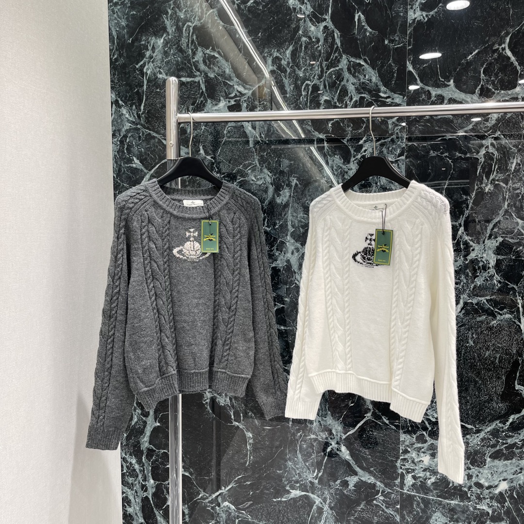 土星 25秋冬新款 圆领套头针织毛衣 胸前经典土星刺绣标识尽显品牌高级格调 丰富设计层次 穿搭日常出行还