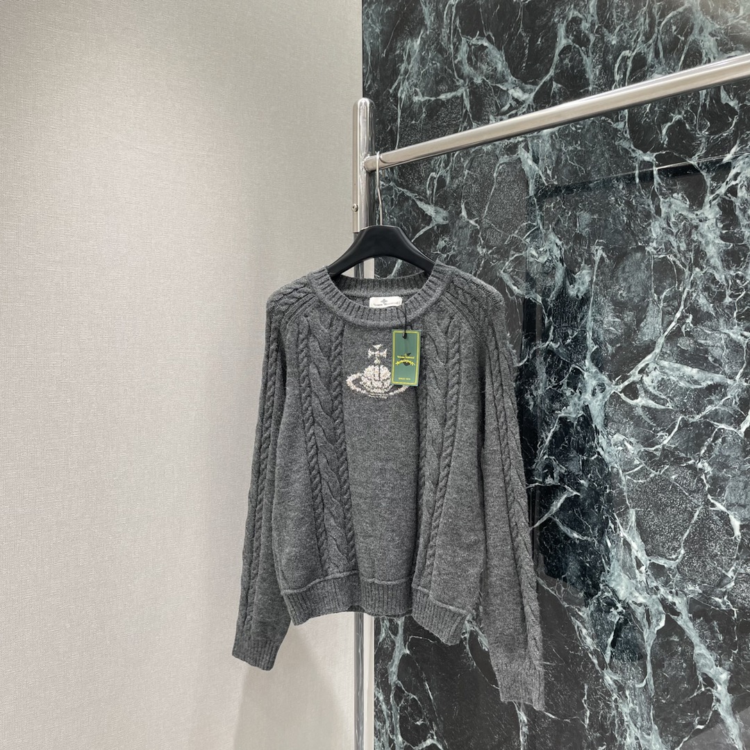 土星 25秋冬新款 圆领套头针织毛衣 胸前经典土星刺绣标识尽显品牌高级格调 丰富设计层次 穿搭日常出行还