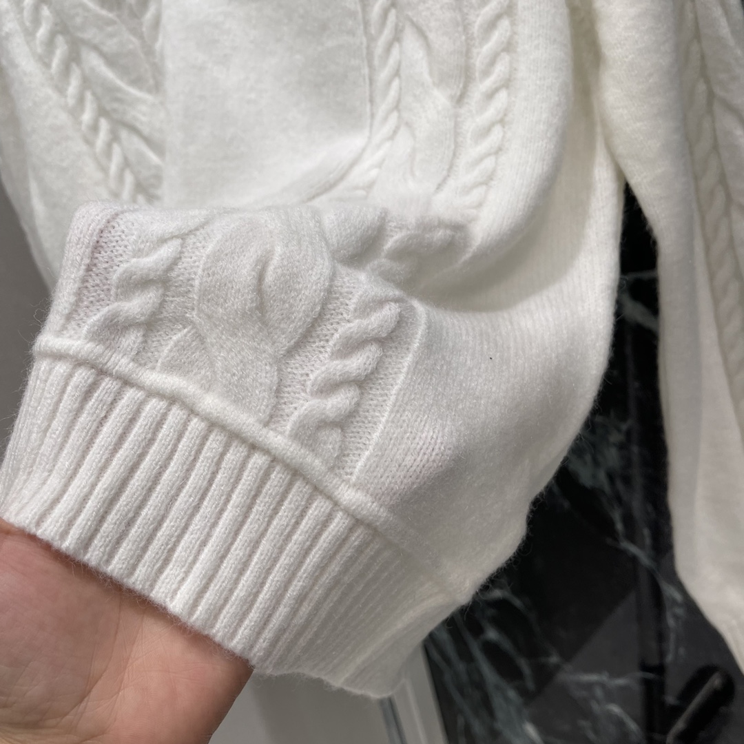 土星 25秋冬新款 圆领套头针织毛衣 胸前经典土星刺绣标识尽显品牌高级格调 丰富设计层次 穿搭日常出行还