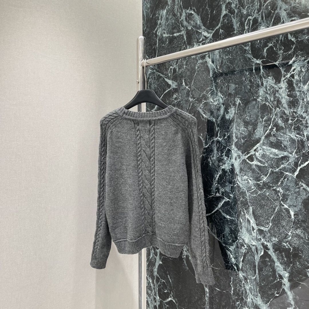 土星 25秋冬新款 圆领套头针织毛衣 胸前经典土星刺绣标识尽显品牌高级格调 丰富设计层次 穿搭日常出行还