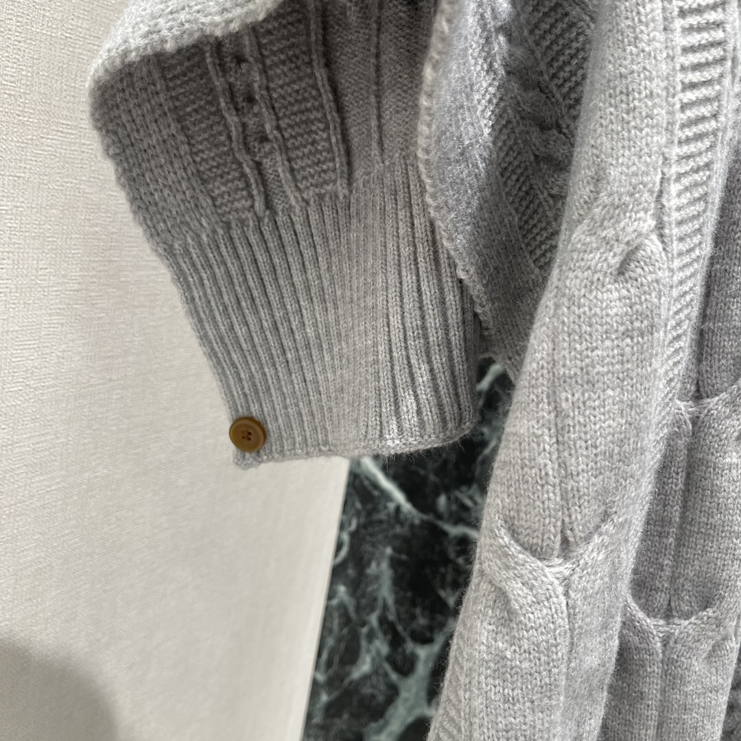 土星 25秋冬新款 针织斗篷披肩 一衣实现多穿 胸前经典土星刺绣标识尽显品牌高级格调 丰富设计层次 穿搭