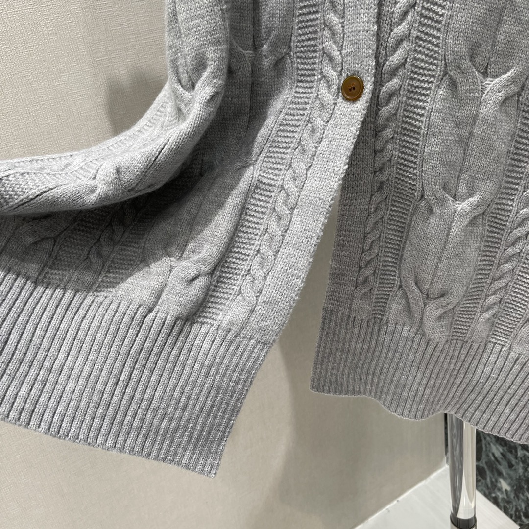 土星 25秋冬新款 针织斗篷披肩 一衣实现多穿 胸前经典土星刺绣标识尽显品牌高级格调 丰富设计层次 穿搭