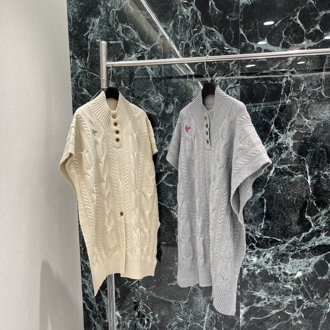 土星 25秋冬新款 针织斗篷披肩 一衣实现多穿 胸前经典土星刺绣标识尽显品牌高级格调 丰富设计层次 穿搭