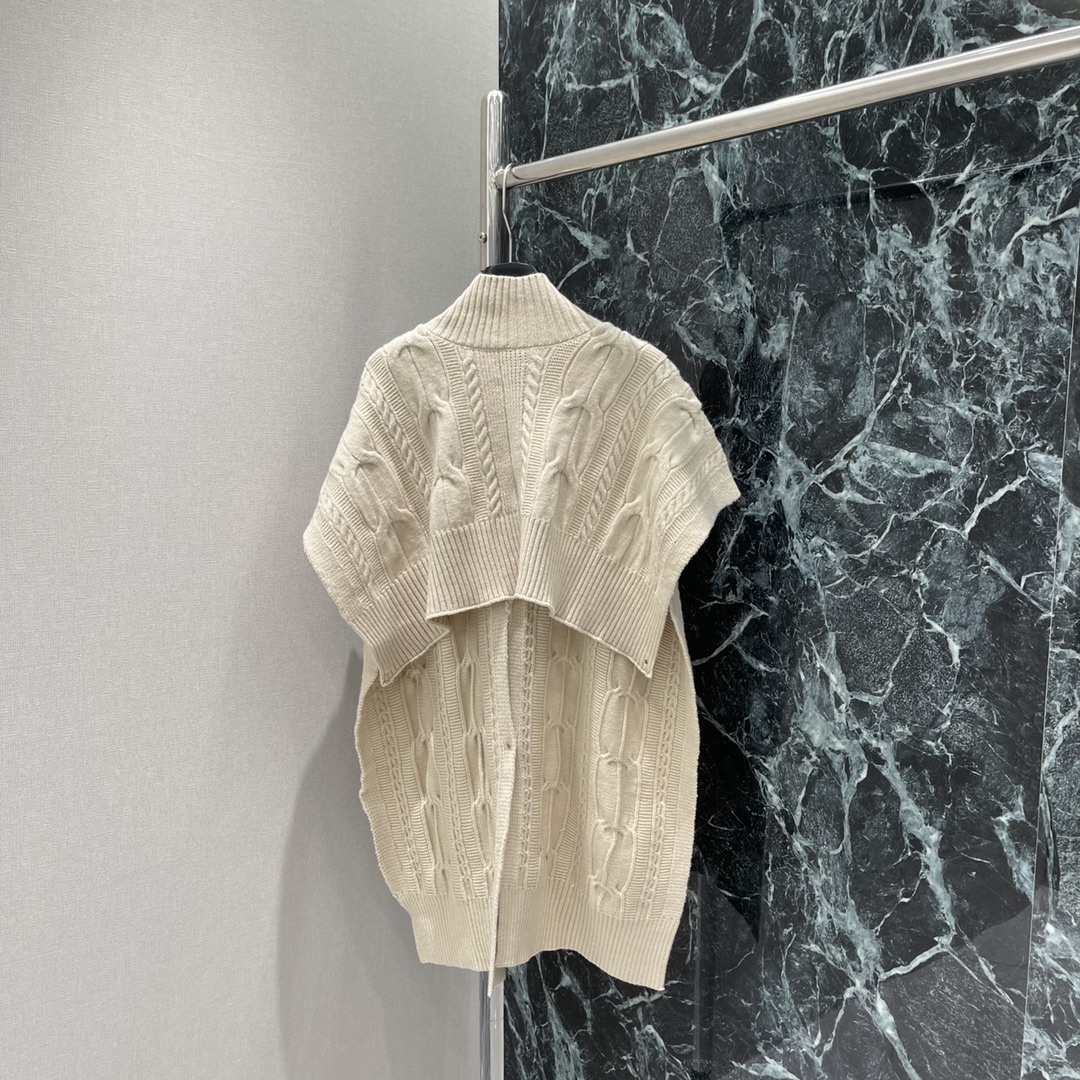 土星 25秋冬新款 针织斗篷披肩 一衣实现多穿 胸前经典土星刺绣标识尽显品牌高级格调 丰富设计层次 穿搭