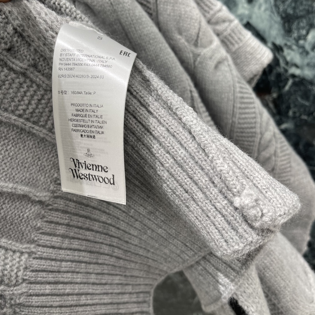 土星 25秋冬新款 针织斗篷披肩 一衣实现多穿 胸前经典土星刺绣标识尽显品牌高级格调 丰富设计层次 穿搭