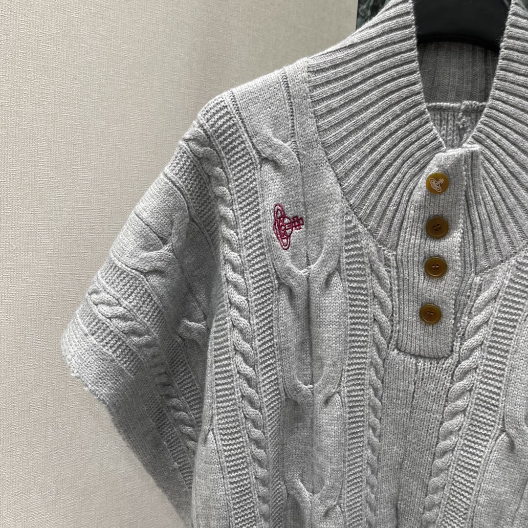 土星 25秋冬新款 针织斗篷披肩 一衣实现多穿 胸前经典土星刺绣标识尽显品牌高级格调 丰富设计层次 穿搭