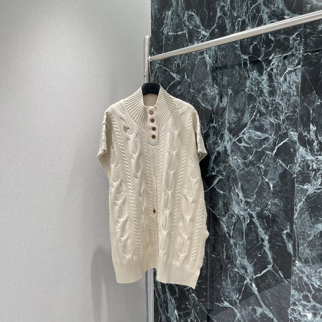 土星 25秋冬新款 针织斗篷披肩 一衣实现多穿 胸前经典土星刺绣标识尽显品牌高级格调 丰富设计层次 穿搭