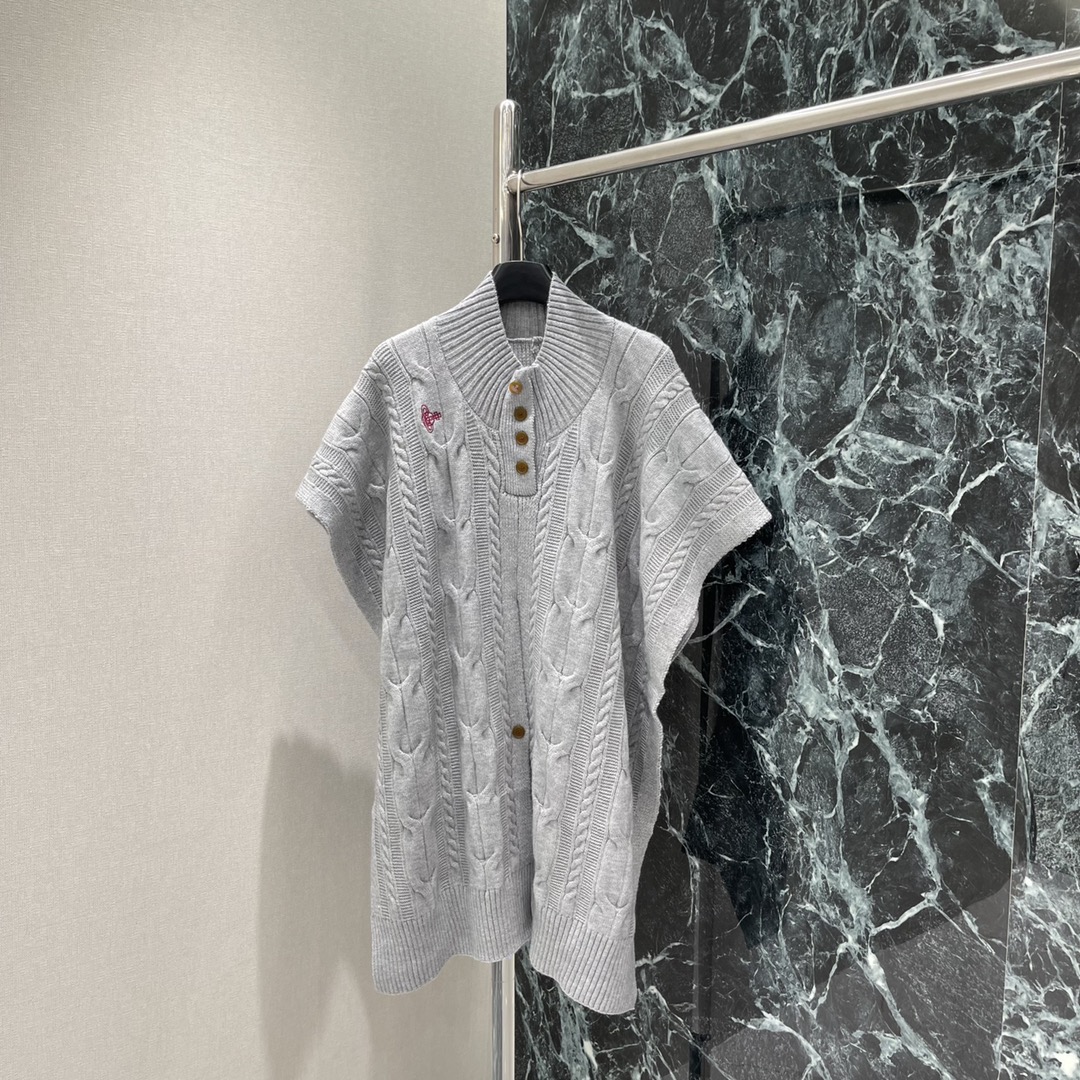 土星 25秋冬新款 针织斗篷披肩 一衣实现多穿 胸前经典土星刺绣标识尽显品牌高级格调 丰富设计层次 穿搭