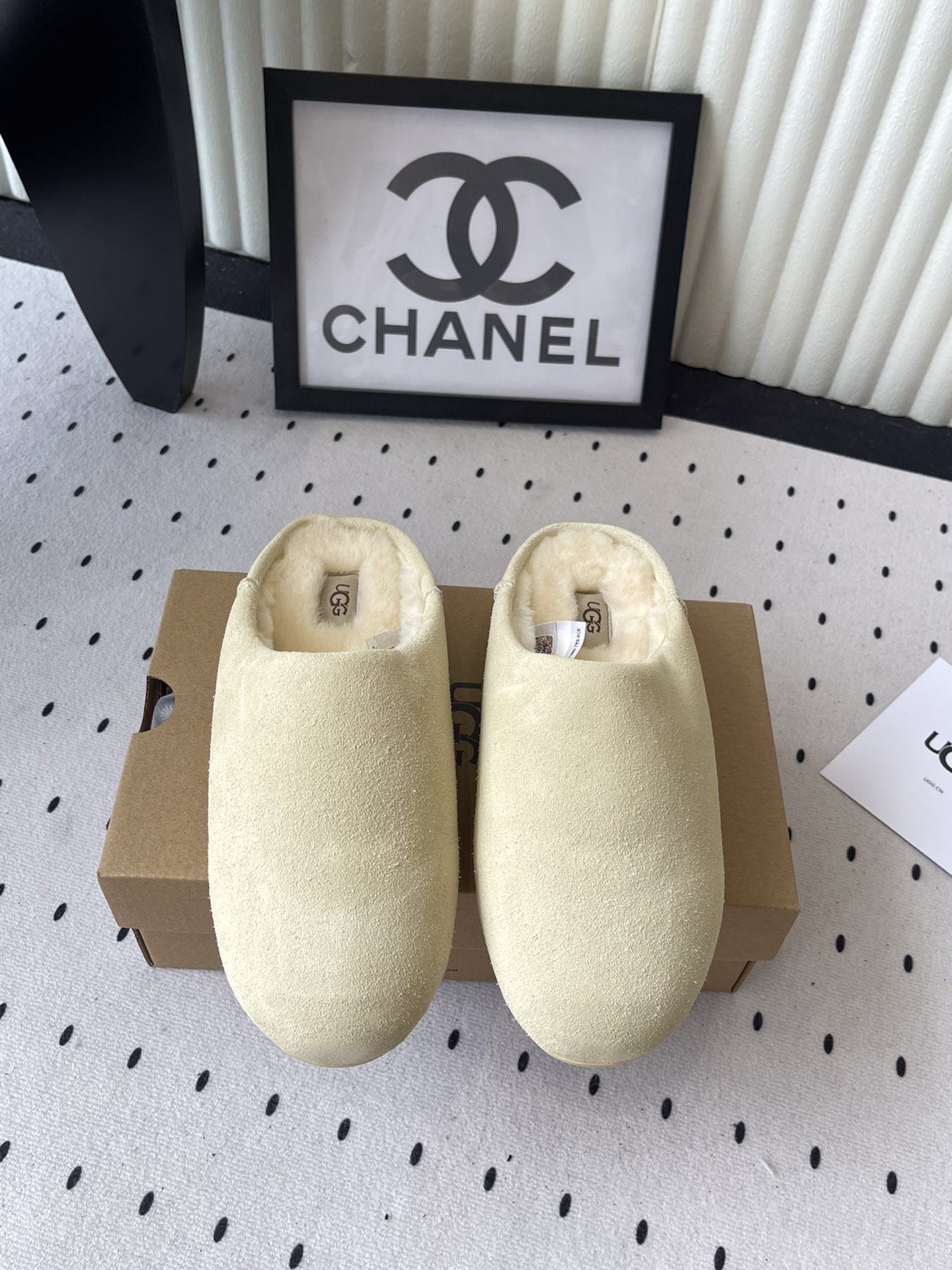 NO:484599,UGG new autumn and winter one-foot lazy half-trolley, high-end shipment, fashionable, light and versatile, warm and comfortable, imported integrated wool upper inner, original open mold rubber sole Size: 35-40, semi-trolled fur shoes19860909UGG新款秋冬一脚蹬懒人半拖 高版本出货 时髦轻盈百搭 上脚暖和舒适 进口一体羊毛鞋面内里 原版开模橡胶大底 Size: 35-40,半拖毛毛鞋,Women's Shoes