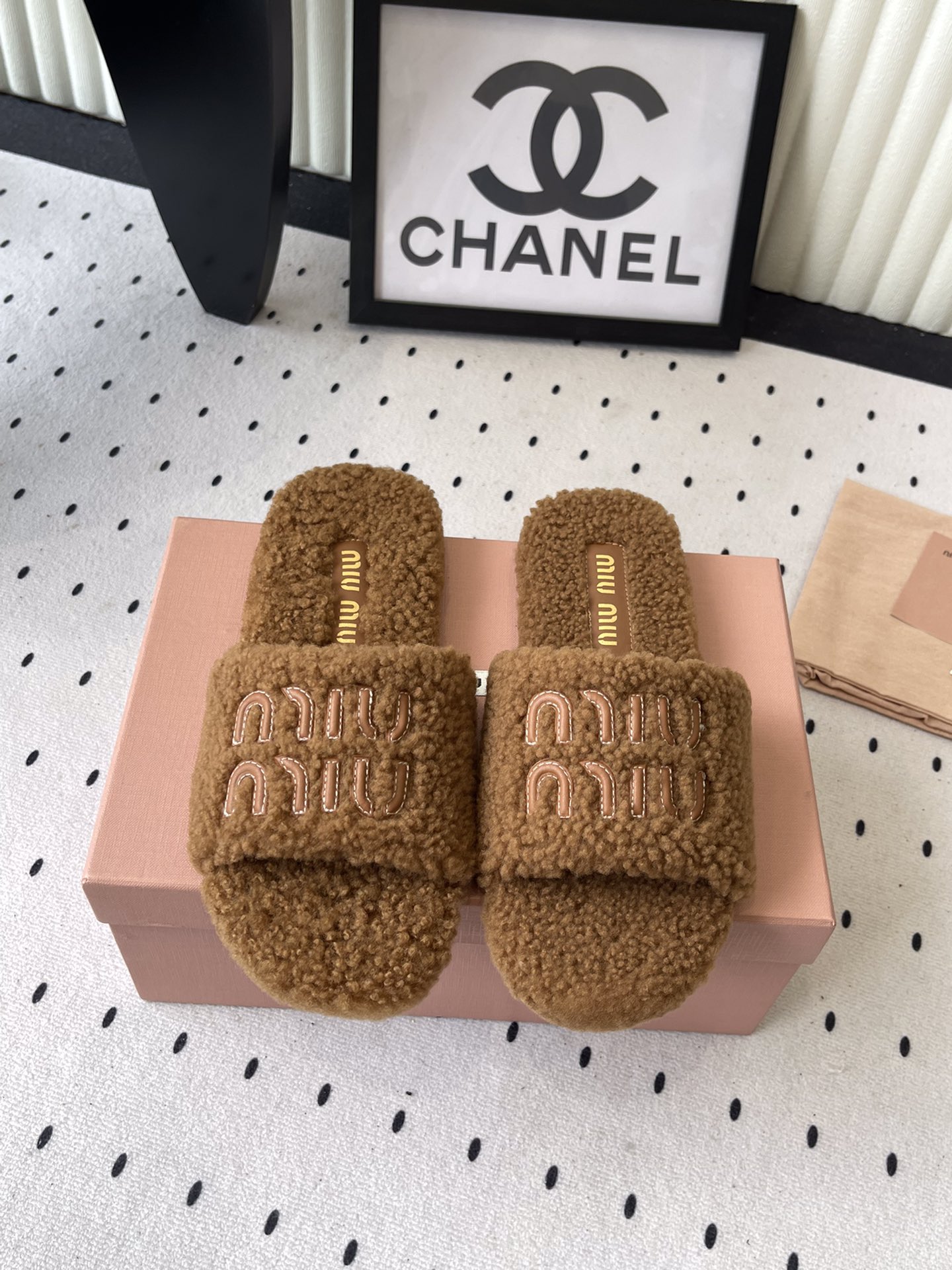 NO:483439,MiuMiu's new autumn and winter wool slippers, high-version shipment, celebrity internet celebrity loves hot products, comfortable and warm and versatile on the feet, imported pure wool upper, wool inner foot pad, original mold opening and anti-slip wear-resistant sole Size: 35-40, fur shoes and slippers, miumiu, slippers19860909MiuMiu新款秋冬羊毛拖鞋 高版本出货 明星网红大爱爆款 上脚舒适暖和百搭 欧洲进口纯羊毛鞋面 羊毛内里垫脚 原版开模防滑耐磨大底 Size: 35-40,毛毛鞋拖鞋,miumiu,slippers,Women's Shoes