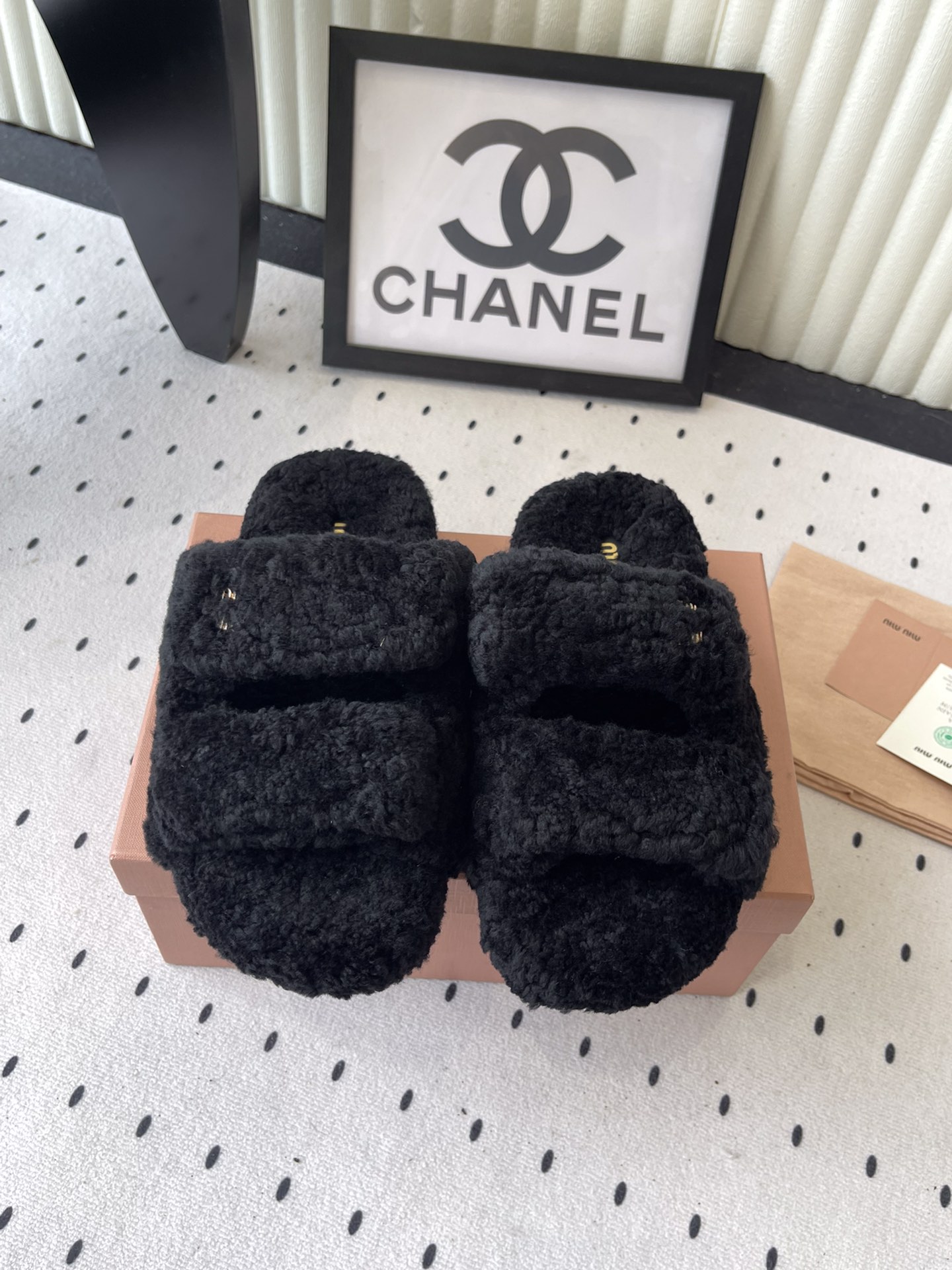 NO:484595,MiuMiu's new autumn and winter wool slippers, high-version shipment, celebrity internet celebrity loves hot products, comfortable and warm and versatile on the feet, imported pure wool upper, wool inner foot pad, original mold opening and anti-slip wear-resistant sole Size: 35-40, fur shoes and slippers, miumiu, slippers19860909MiuMiu新款秋冬羊毛拖鞋 高版本出货 明星网红大爱爆款 上脚舒适暖和百搭 欧洲进口纯羊毛鞋面 羊毛内里垫脚 原版开模防滑耐磨大底 Size: 35-40,毛毛鞋拖鞋,miumiu,slippers,Women's Shoes