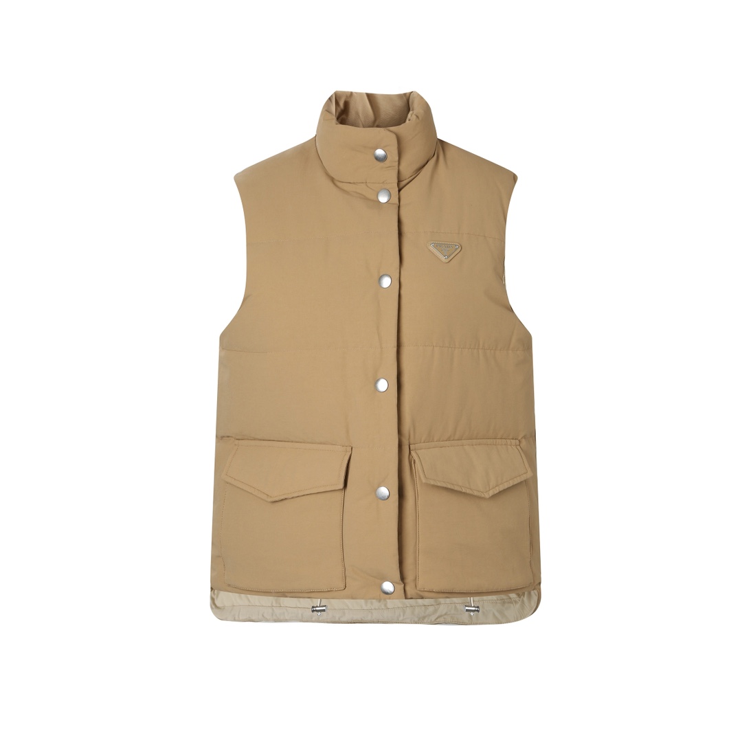 NO:503442,With dust bag [Prada fabric vest | Sporty and elegant, reshape the urban style] When Italian aesthetics meet modern sports style, this Prada fabric vest becomes an indispensable high-end item in your wardrobe. It carries extraordinary texture with its simple outline, and the stand-up collar design and metal triangle logo details complement each other, revealing the brand's unique luxury gene in the low-key. The fabric is blended with 55 cotton and 45 recycled nylon, combining natural texture and environmental protection concepts, and the inner lining is delicate and skin-friendly, suitable for long-term wear. The 90 new national standard white duck down is delicately filled, warm but not bloated. The two flip patch pockets take into account practicality and styling, and the zipper and snap button double closure give more freedom to put on and off. The elastic drawstring on the hem cleverly converges, outlining the figure. Whether it is a shirt to create a business casual style or a sweatshirt to interpret the street feeling, they are all at ease.  The inner lining is designed to be skin-friendly and comfortable, and the metal logo is applied to the finishing touch of the dark night stars. From city commuting to weekend hiking, it is both the embodiment of functionalism and the carrier of style declaration. 'Details are classics' - Prada uses this vest to interpret what modern pragmatism is. Embrace warmth at this moment, and never abandon the sharpness. Accessories: One-to-order three-standard, one-to-order hardware accessories, one-to-order zippers: SIZE: 36 38 40,,prada,hoodie,sweatshirts,shirts,alexander wang19860909配防尘袋【普拉达织物背心｜运动优雅,重塑都市型格】 当意式美学遇见现代运动风,这件普拉达织物背心便成为你衣橱中不可或缺的高阶单品.它以简约的轮廓承载不凡的质感,立领设计与金属三角形徽标细节相映成趣,低调中透出品牌独有的奢华基因. 面料采用55棉与45再生锦纶混纺,融合自然质感与环保理念,内衬细腻亲肤,适合长时间穿着 采用90新国标白鸭绒细腻填充工艺,温暖却不臃肿.两个翻盖贴袋兼顾实用与造型感,拉链与按扣双开合赋予穿脱更多自由.下摆弹力抽绳巧妙收束,勾勒利落身形,无论是搭配衬衫打造商务休闲风,还是结合卫衣演绎街头感,皆游刃有余. 内里带衬设计亲肤舒适,涂抹金属徽标如暗夜星光般点睛.从城市通勤到周末远足,它既是功能主义的化身,亦是风格宣言的载体. 「细节即经典」——普拉达以这款背心诠释何为摩登实用主义.此刻拥抱温暖,亦不弃锋芒. 辅料 一比一定制三标 一比一定制五金辅料 一比一定制拉链 SIZE: 36 38 40,,prada,hoodie,sweatshirts,shirts,alexander wang,Women's clothing