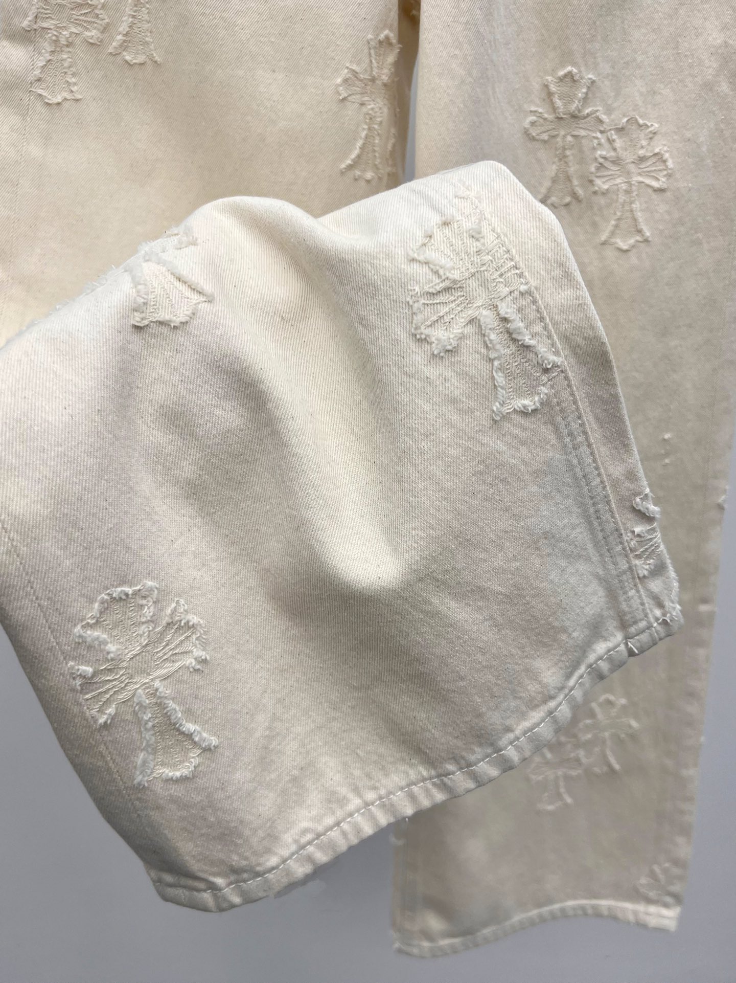 Chrome Heart*十字架刺绣阔腿牛仔裤显瘦不挑人的高腰直筒版型剪裁 十字架采用刺绣烧花工艺 呈现