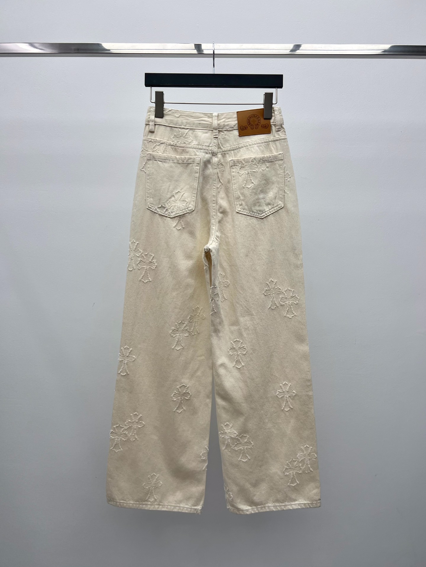 Chrome Heart*十字架刺绣阔腿牛仔裤显瘦不挑人的高腰直筒版型剪裁 十字架采用刺绣烧花工艺 呈现