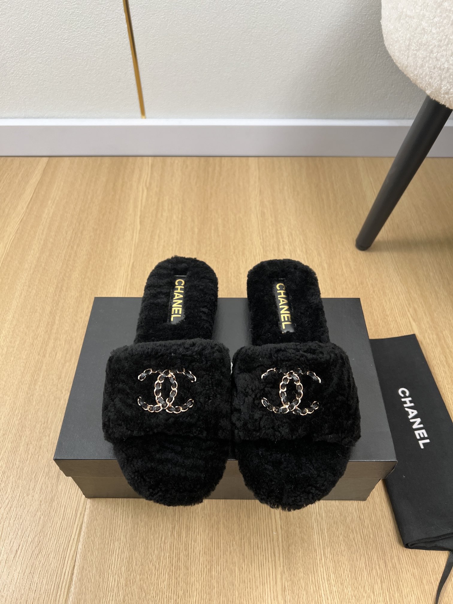 NO:485192,CHANEL | 2025 Xiaoxiang 2025 autumn and winter new products, new double C chain fur slipper series for counter, love at first sight, Xiaohongshu strongly promotes sandals, which look good no matter how you match it, a must-have for fashionable beauty. Ms. Xiaoxiang loves simple and irresistible/match shows a unique dressing style, free mixing and matching shines in place, and keeps the fashionable pace of Grandma Tsuka!  !  !  Exquisite details enlarge the original mold opening hardware buckle Top version purchasing level creation & small person welfare Thick sole Increase height Super slimming This year's fairy ♀ Must-have fashion items [celebrating] Upper Original imported wool Inner Imported wool Outsole Italian imported leather outsole Sole Height 1.5cm Size 35-41 (40.41 Customized without return and exchange), Woolen shoes and slippers, chanel, chanel, slippers, Leather soles19860909CHANEL香奈儿 | 2025  小香2025秋冬新品 专柜新款双C链条毛毛拖鞋系列 一见钟情 小红书力推款凉拖鞋,怎么搭配都好看,时髦精必备,小香女士钟爱简约又难以抗拒系/搭配展现与众不同的穿搭风格、自由混搭闪耀到位跟紧香奶奶时尚步伐！！！精致细节放大看原版开模五金扣 顶级版本代购级别打造&小个子的福利 厚底 增高 超级显瘦 今年小仙女♀必备时尚单品[庆祝] 鞋面 原版进口羊毛 内里 进口羊毛 大底 意大利进口真皮大底 底高 1.5cm 码数 35-41（40.41定制不退换）,毛毛鞋拖鞋,chanel,chanel,slippers,Leather soles,Women's Shoes