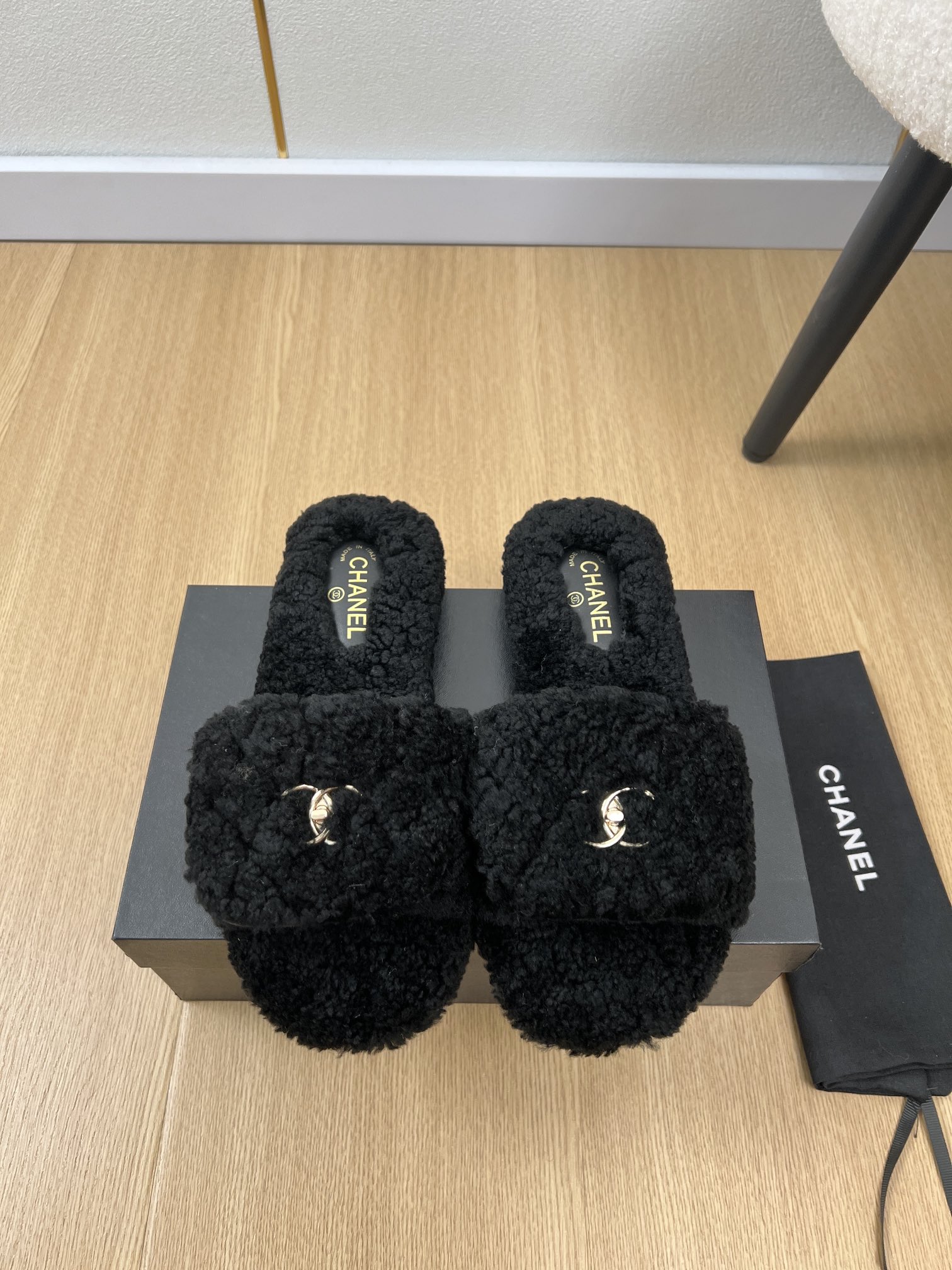 NO:485198,CHANEL | 2025 Xiaoxiang 2025 autumn and winter new products, new styles of counter school bag buckle flip fleece slippers series, love at first sight, Xiaohongshu strongly promotes sandals, which look good no matter how you match it, a must-have for fashionable beauty, Ms. Xiaoxiang loves simple and irresistible/match shows a unique style of dressing, free mixing and matching, shines in place, and follows the fashionable pace of Grandma Tsuka!  !  !  Exquisite details enlarge the original mold opening hardware buckle Top version purchasing level creation & small person welfare Thick sole Increase height Super slimming This year's fairy ♀ Must-have fashion items [celebrating] Upper Original imported wool Inner Imported wool Outsole Italian imported leather outsole Sole Height 1.5cm Size 35-41 (40.41 Customized without return and exchange), Woolen shoes and slippers, chanel, chanel, slippers, Leather soles19860909CHANEL香奈儿 | 2025  小香2025秋冬新品 专柜新款书包扣翻盖毛毛拖鞋系列 一见钟情 小红书力推款凉拖鞋,怎么搭配都好看,时髦精必备,小香女士钟爱简约又难以抗拒系/搭配展现与众不同的穿搭风格、自由混搭闪耀到位跟紧香奶奶时尚步伐！！！精致细节放大看原版开模五金扣 顶级版本代购级别打造&小个子的福利 厚底 增高 超级显瘦 今年小仙女♀必备时尚单品[庆祝] 鞋面 原版进口羊毛 内里 进口羊毛 大底 意大利进口真皮大底 底高 1.5cm 码数 35-41（40.41定制不退换）,毛毛鞋拖鞋,chanel,chanel,slippers,Leather soles,Women's Shoes