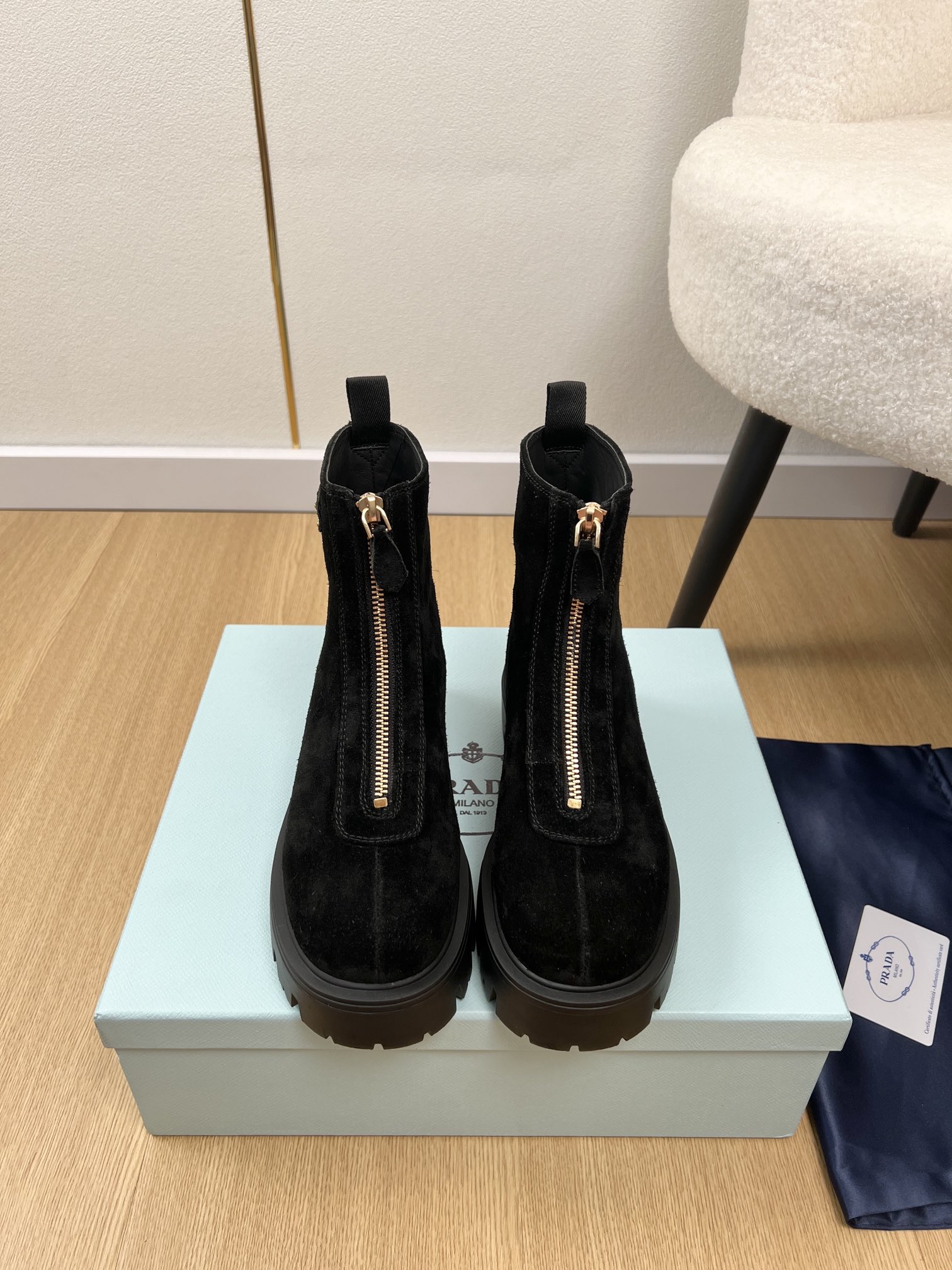 NO:485174,PRADA | 2025 PHD 2025 Spring and Summer New Products The latest Triangular Front Zipper Boots Shoes Series~ Original Purchase and developed This PHD sneaker draws inspiration from basketball shoes from the 1980s, with exquisite details. It is made of perforated leather, and the unique thick sole presents a unique modern style. The Prada logo is interpreted through different angles, decorated with the iconic enamel triangular metal logo, showing a unique classic style!  Upper Sheep Clip Inner Original Customized Soft Sheepskin Foot Pad Sheepskin Outsole Original Open-Model Outsole Heel Heel Heel Heel 5cm Size 35-41 (40.41 Customized), Boots, Prada, Prada, Boots, Sneakers, Sheep19860909PRADA 普拉达| 2025 P家2025春夏新品 专柜最新款三角标前拉链短靴鞋系列～ 原版购入开发做货这款P家运动鞋从1980年代的篮球鞋汲取灵感,运动风设计搭配精致细节.采用穿孔皮革打造,个性的厚底呈现别具一格的现代风格.通过不同角度演绎Prada徽标,饰有标志性的涂珐琅三角形金属徽标,彰显别具一格的经典格调！ 鞋面 羊猄 内里 原版定制柔软羊皮 垫脚 羊皮 大底 原版开模大底 跟高5cm 码数 35-41（40.41定制）,靴子,prada,prada,boots,sneakers,sheepskin,sheep,Women's Shoes