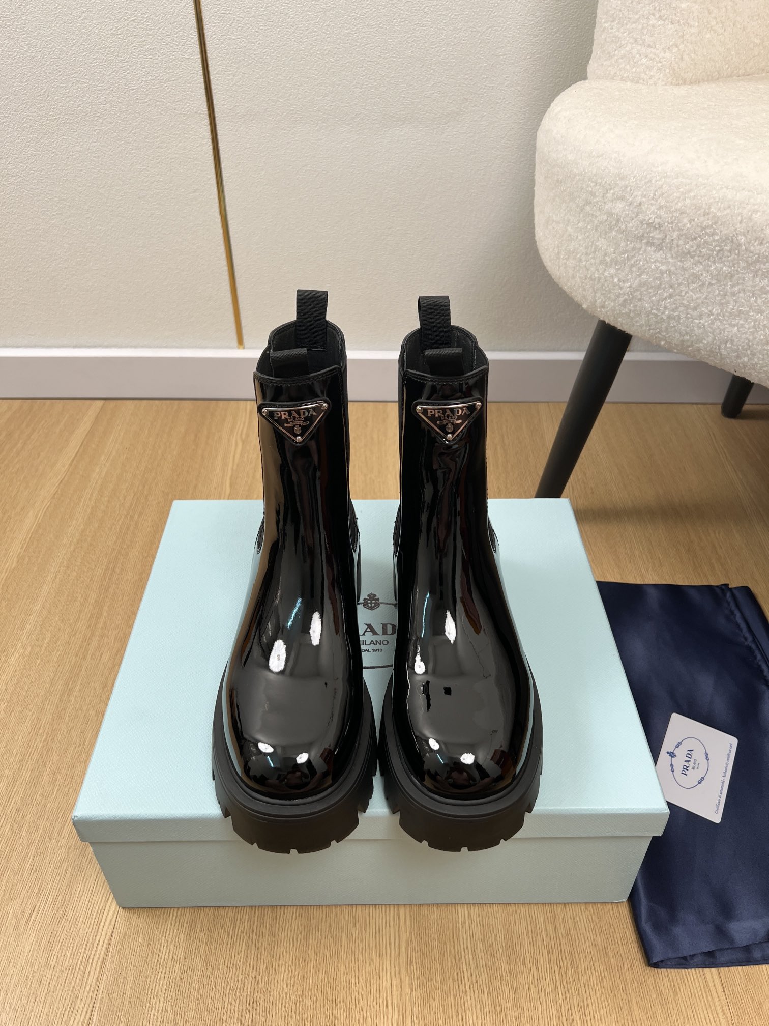 NO:485180,PRADA | 2025 PHD 2025 Spring and Summer New Products, the latest Triangular Chelsea Boots Series for the counter~ Original PHD sport shoes draw inspiration from basketball shoes from the 1980s, with exquisite details. It is made of perforated leather, and the unique thick sole presents a unique modern style. The Prada logo is interpreted through different angles, decorated with the iconic enameled triangle metal logo, showing a unique classic style!  Upper Opening beads/beef patent leather Inner Original custom soft sheepskin foot pad Sheepskin Outsole Original molded outsole Heel height 5cm Size 35-41 (40.41 custom), boots, prada, prada, boots, sneakers, sheepskin19860909PRADA 普拉达| 2025 P家2025春夏新品 专柜最新款三角标切尔西短靴系列～ 原版购入开发做货这款P家运动鞋从1980年代的篮球鞋汲取灵感,运动风设计搭配精致细节.采用穿孔皮革打造,个性的厚底呈现别具一格的现代风格.通过不同角度演绎Prada徽标,饰有标志性的涂珐琅三角形金属徽标,彰显别具一格的经典格调！ 鞋面 开边珠/牛漆皮 内里 原版定制柔软羊皮 垫脚 羊皮 大底 原版开模大底 跟高5cm 码数 35-41（40.41定制）,靴子,prada,prada,boots,sneakers,sheepskin,Women's Shoes