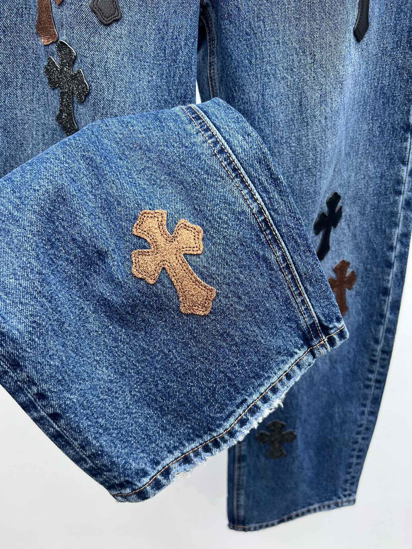 Chrome Heart*烫金拼皮十字架弯刀裤牛仔裤限定新款烫金黑棕十字架牛仔裤版型超好 慵懒随意垂坠感