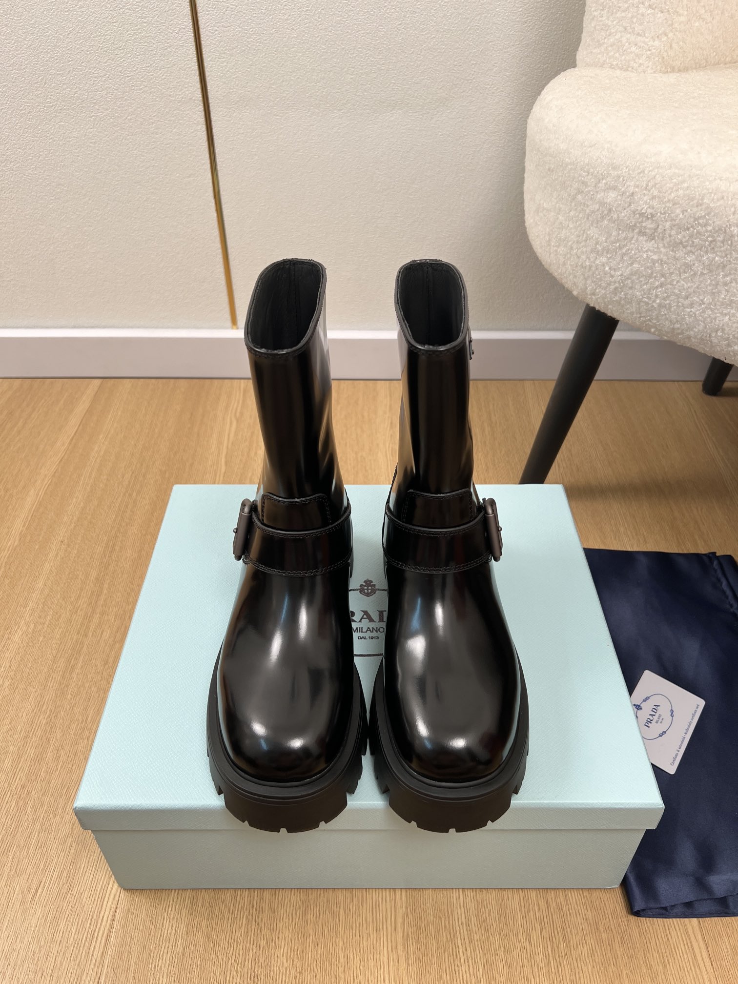 NO:485186,PRADA | 2025 PHD 2025 Spring and Summer New Products, the latest style of the counter triangle logo, one-shoe boots series~ Original purchase and development, this PHD sports shoes draw inspiration from basketball shoes from the 1980s, with exquisite details. It is made of perforated leather, and the unique thick sole presents a unique modern style. The Prada logo is interpreted through different angles, decorated with the iconic enamel triangular metal logo, showing a unique classic style!  Upper Sheep Clip/Cowhide/Opened Beads Inner Original Customized Soft Sheepskin Foot Pad Sheepskin Outsole Original Open-Model Outsole Heel Heel Heel Heel 5cm 35-41 (40.41 Customized), Boots, Prada, Prada, Boots, Sneakers, Cowhide, Sheep19860909PRADA 普拉达| 2025 P家2025春夏新品 专柜最新款三角标一脚蹬短靴系列～ 原版购入开发做货这款P家运动鞋从1980年代的篮球鞋汲取灵感,运动风设计搭配精致细节.采用穿孔皮革打造,个性的厚底呈现别具一格的现代风格.通过不同角度演绎Prada徽标,饰有标志性的涂珐琅三角形金属徽标,彰显别具一格的经典格调！ 鞋面 羊猄/牛皮/开边珠 内里 原版定制柔软羊皮 垫脚 羊皮 大底 原版开模大底 跟高5cm 码数 35-41（40.41定制）,靴子,prada,prada,boots,sneakers,cowhide,sheepskin,sheep,Women's Shoes