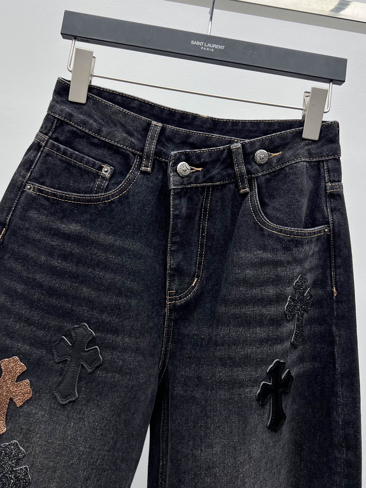 Chrome Heart*烫金拼皮十字架弯刀裤牛仔裤限定新款烫金黑棕十字架牛仔裤版型超好 慵懒随意垂坠感