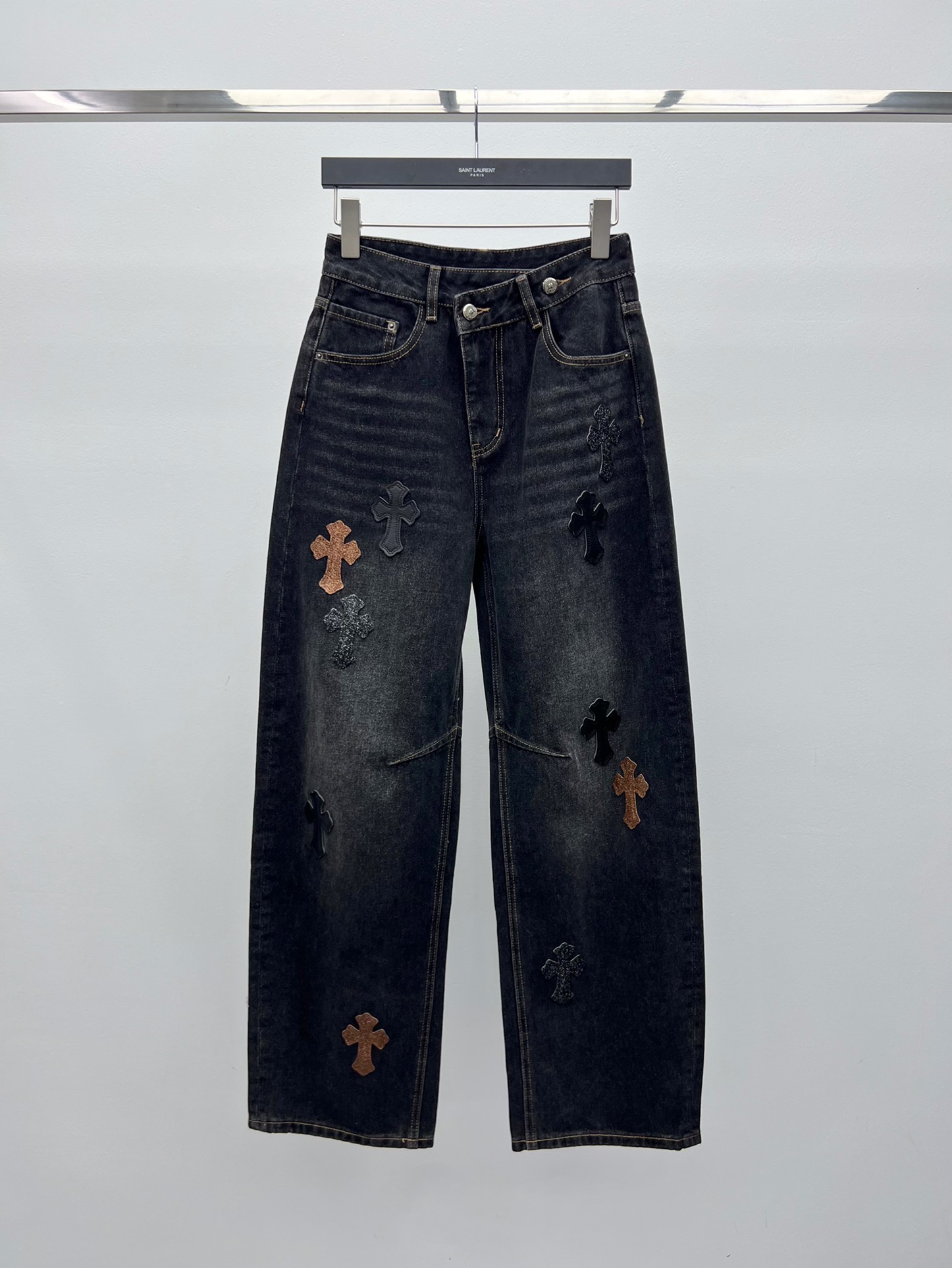 Chrome Heart*烫金拼皮十字架弯刀裤牛仔裤限定新款烫金黑棕十字架牛仔裤版型超好 慵懒随意垂坠感