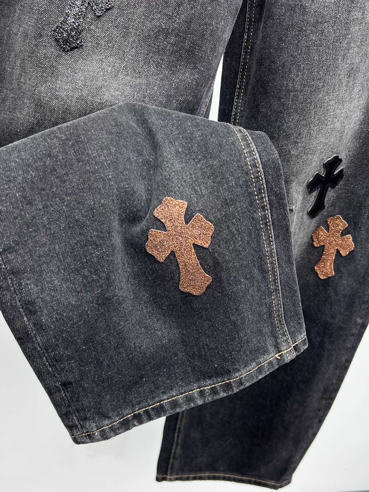 Chrome Heart*烫金拼皮十字架弯刀裤牛仔裤限定新款烫金黑棕十字架牛仔裤版型超好 慵懒随意垂坠感