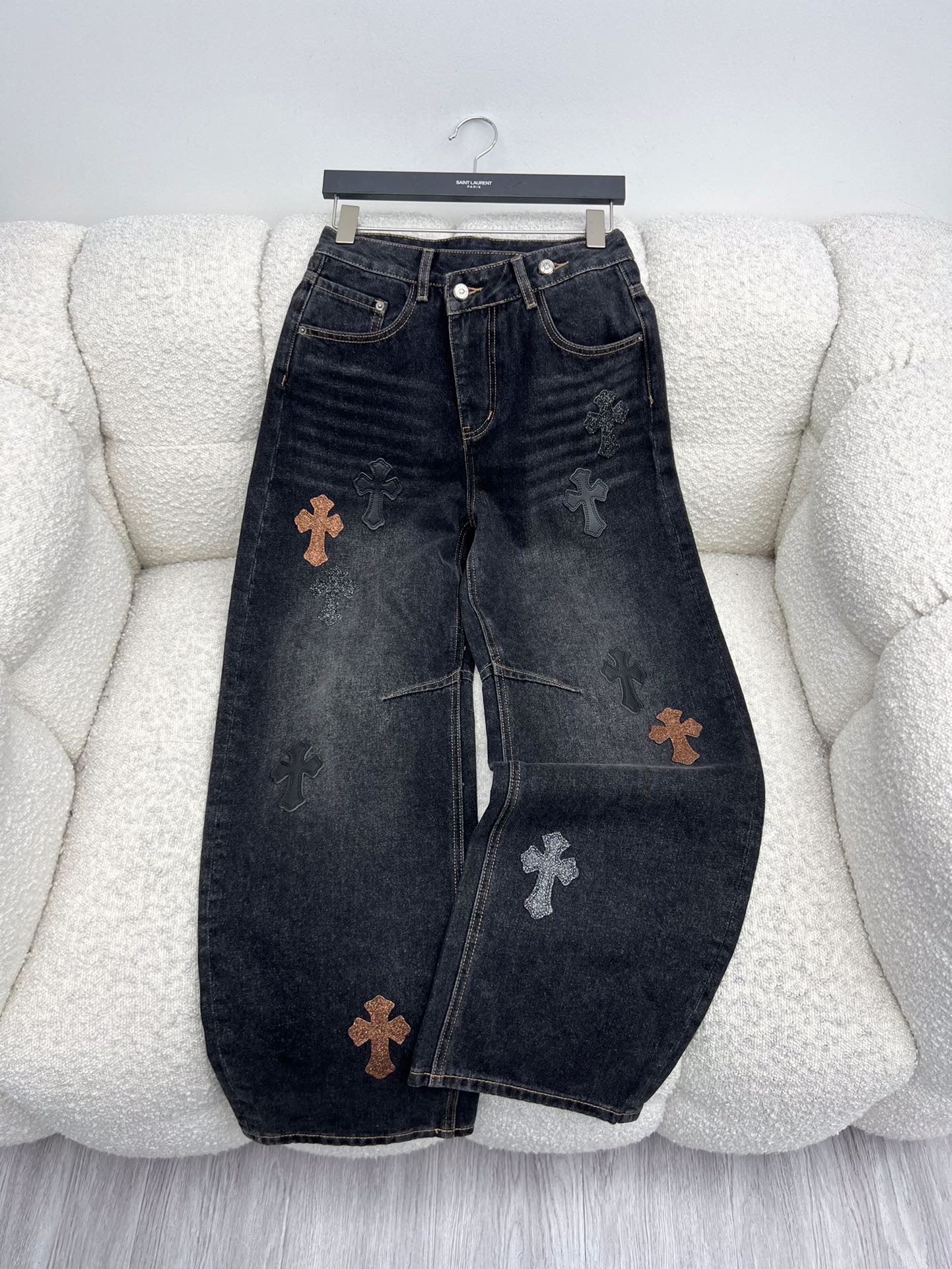 Chrome Heart*烫金拼皮十字架弯刀裤牛仔裤限定新款烫金黑棕十字架牛仔裤版型超好 慵懒随意垂坠感